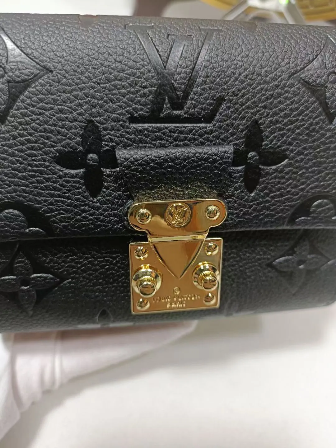 P160💰M80880 M81071 This Métis small wallet is made of soft Monogram Empreinte leather and decorated with the classic Monogram pattern, inspired by the Métis leather goods series. The wallet's flap is secured with a mini S-lock, a nod to traditional Louis Vuitton luggage. Compact yet practical, the wallet features a zippered accordion coin purse, two patch pockets and six credit card slots. Dimensions: 11.5 x 8.5 x 4 cm