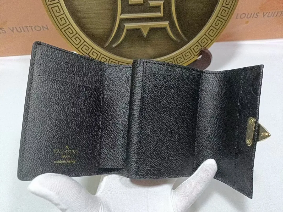 P160💰M80880 M81071 This Métis small wallet is made of soft Monogram Empreinte leather and decorated with the classic Monogram pattern, inspired by the Métis leather goods series. The wallet's flap is secured with a mini S-lock, a nod to traditional Louis Vuitton luggage. Compact yet practical, the wallet features a zippered accordion coin purse, two patch pockets and six credit card slots. Dimensions: 11.5 x 8.5 x 4 cm