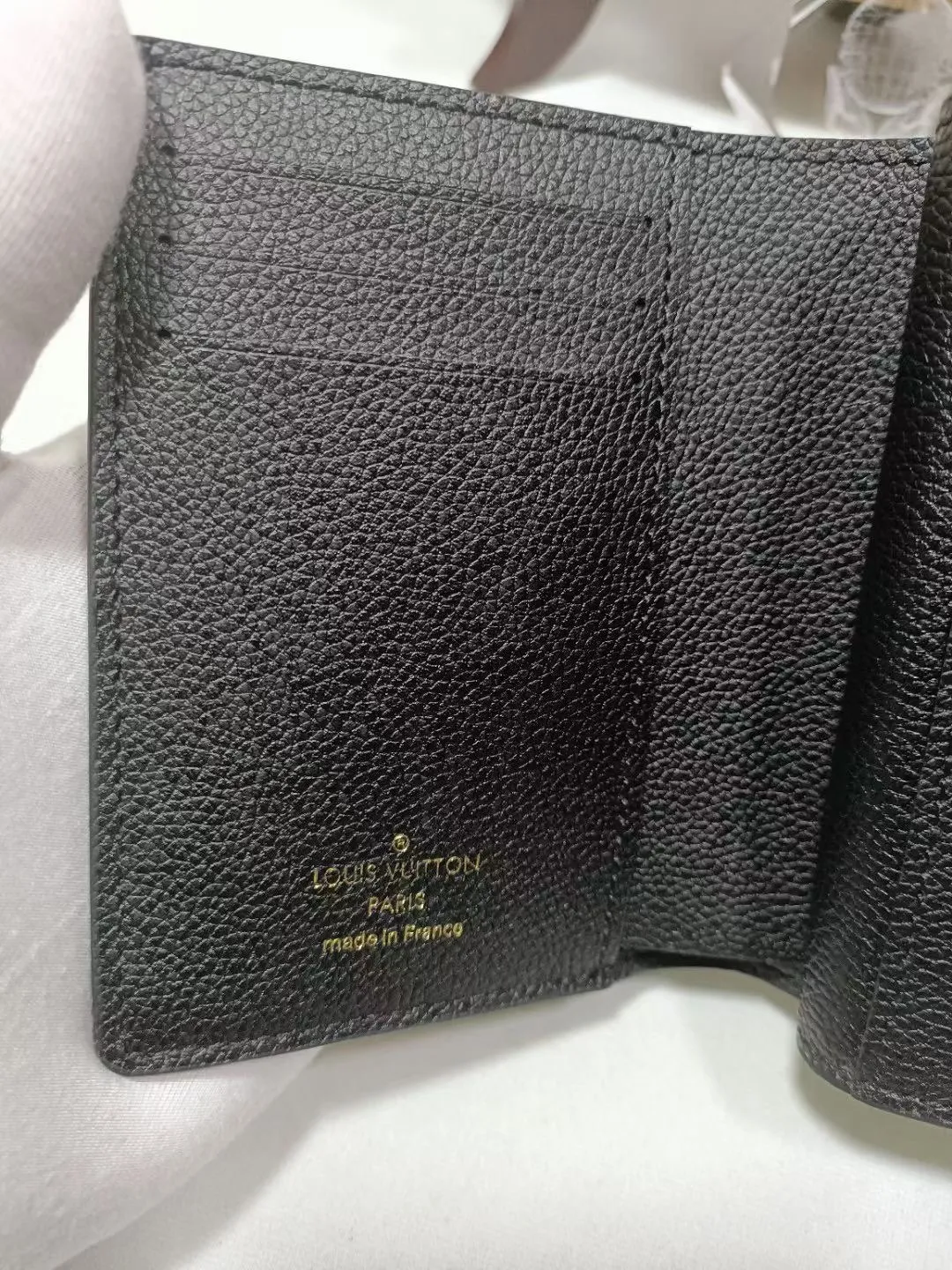 P160💰M80880 M81071 This Métis small wallet is made of soft Monogram Empreinte leather and decorated with the classic Monogram pattern, inspired by the Métis leather goods series. The wallet's flap is secured with a mini S-lock, a nod to traditional Louis Vuitton luggage. Compact yet practical, the wallet features a zippered accordion coin purse, two patch pockets and six credit card slots. Dimensions: 11.5 x 8.5 x 4 cm