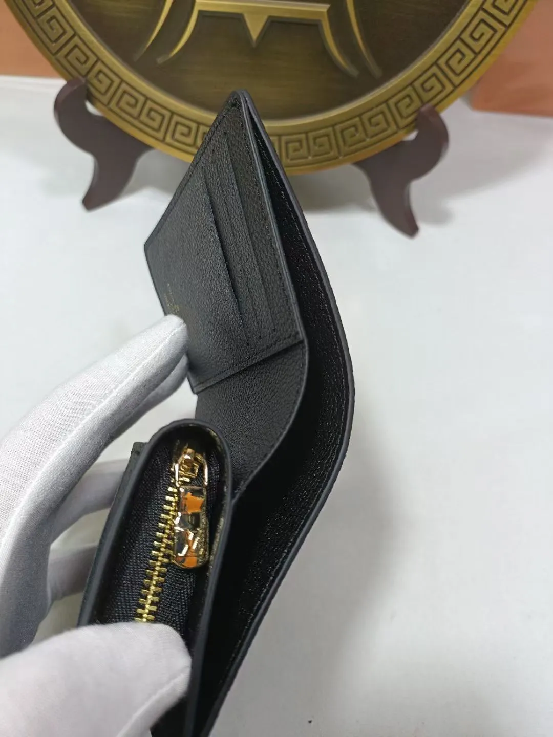 P160💰M80880 M81071 This Métis small wallet is made of soft Monogram Empreinte leather and decorated with the classic Monogram pattern, inspired by the Métis leather goods series. The wallet's flap is secured with a mini S-lock, a nod to traditional Louis Vuitton luggage. Compact yet practical, the wallet features a zippered accordion coin purse, two patch pockets and six credit card slots. Dimensions: 11.5 x 8.5 x 4 cm