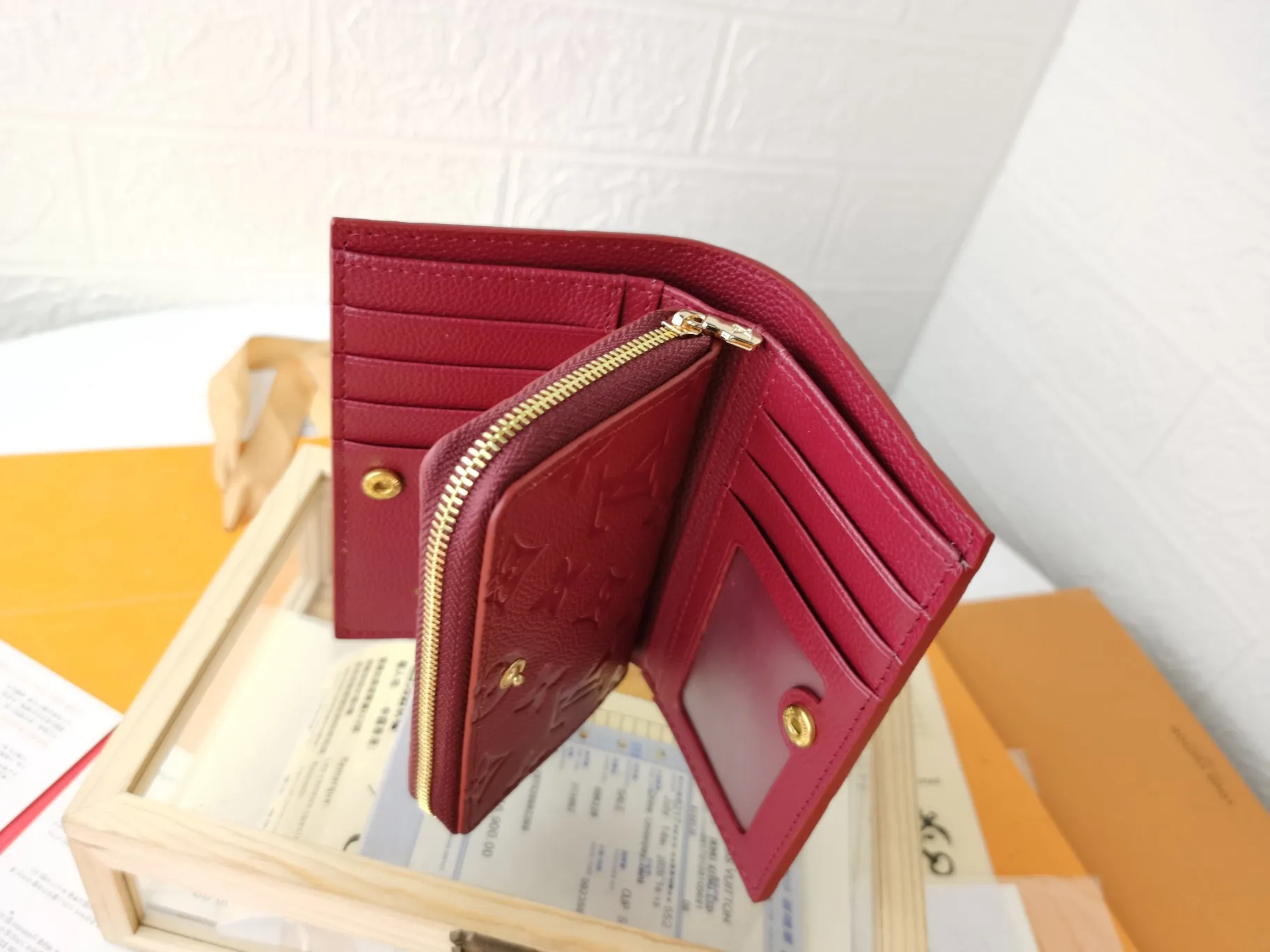 P150💰Top original version💎[Real shot with home background]M86366 Diamond Pattern Series This checkered wallet that combines a variety of styles is made of canvas and can carry credit cards, banknotes, and money with you. The eye-catching buckle is engraved with the Louis Vuitton signature, and the gorgeous gold-toned brass rivets add sophistication. Size: 13✖9cm