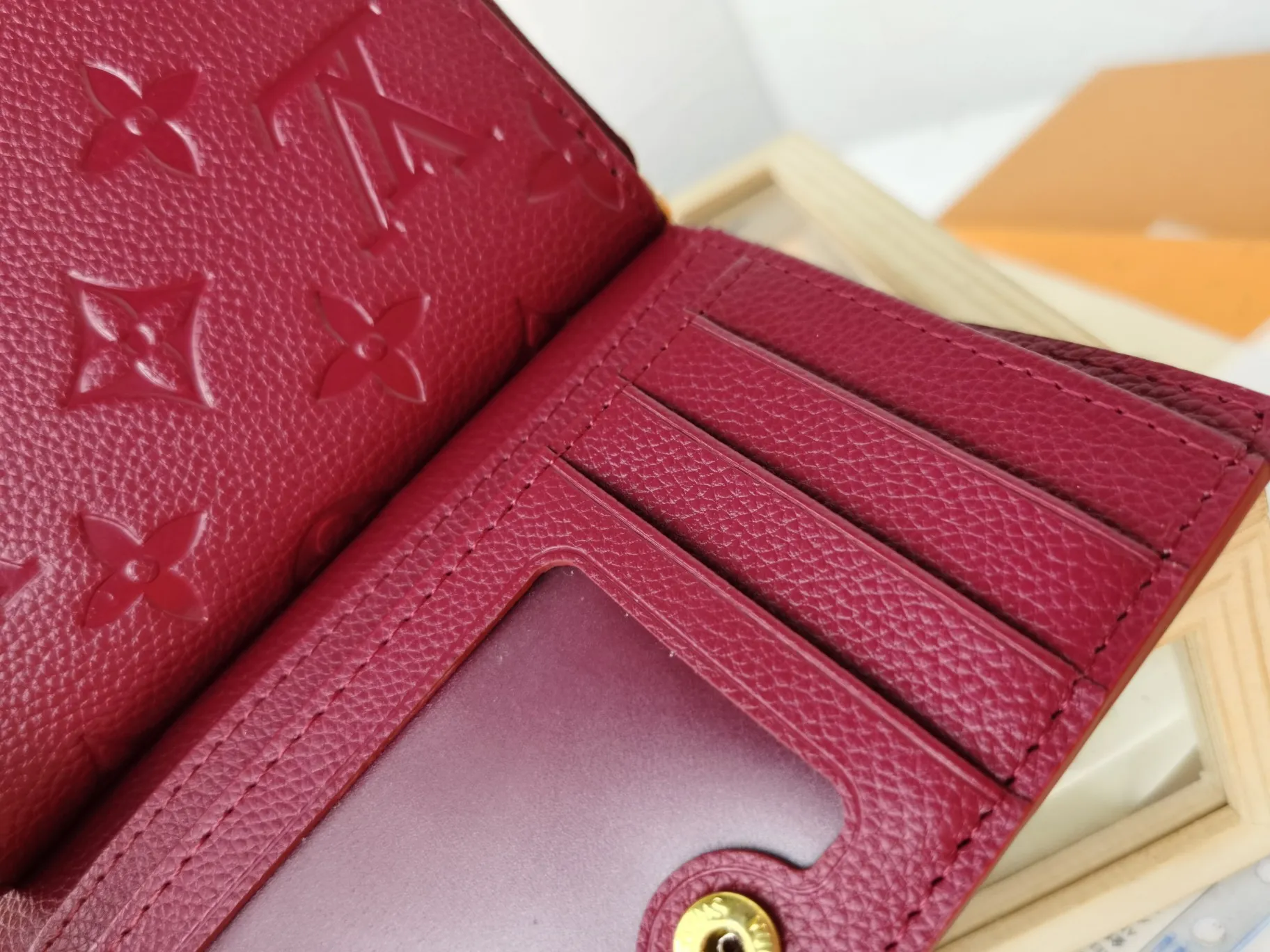 P150💰Top original version💎[Real shot with home background]M86366 Diamond Pattern Series This checkered wallet that combines a variety of styles is made of canvas and can carry credit cards, banknotes, and money with you. The eye-catching buckle is engraved with the Louis Vuitton signature, and the gorgeous gold-toned brass rivets add sophistication. Size: 13✖9cm