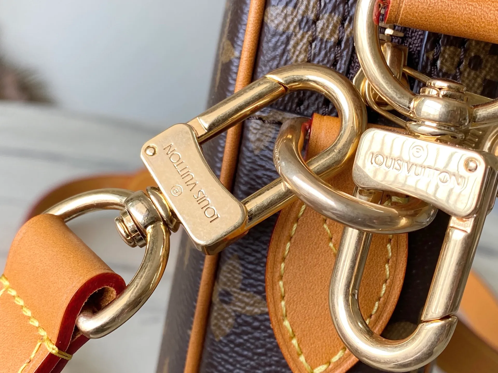 💰940 Top Original Order M14013 In the 2024 spring and summer series, Pharrel Wiliams explored the brand’s archives, drew inspiration from the fashion of the 1980s, and crafted the Danube crossbody bag with timeless style and timeless style. The body of the bag is made of smooth Monogram canvas, with premium distressed cow leather trimming the edges. The pearl zipper continues Pharrel Wiliams’ classic elements from the previous series. It also has a detachable handle and shoulder strap, allowing you to switch between carrying methods at will. Dimensions: 16 × 21 × 6 cm