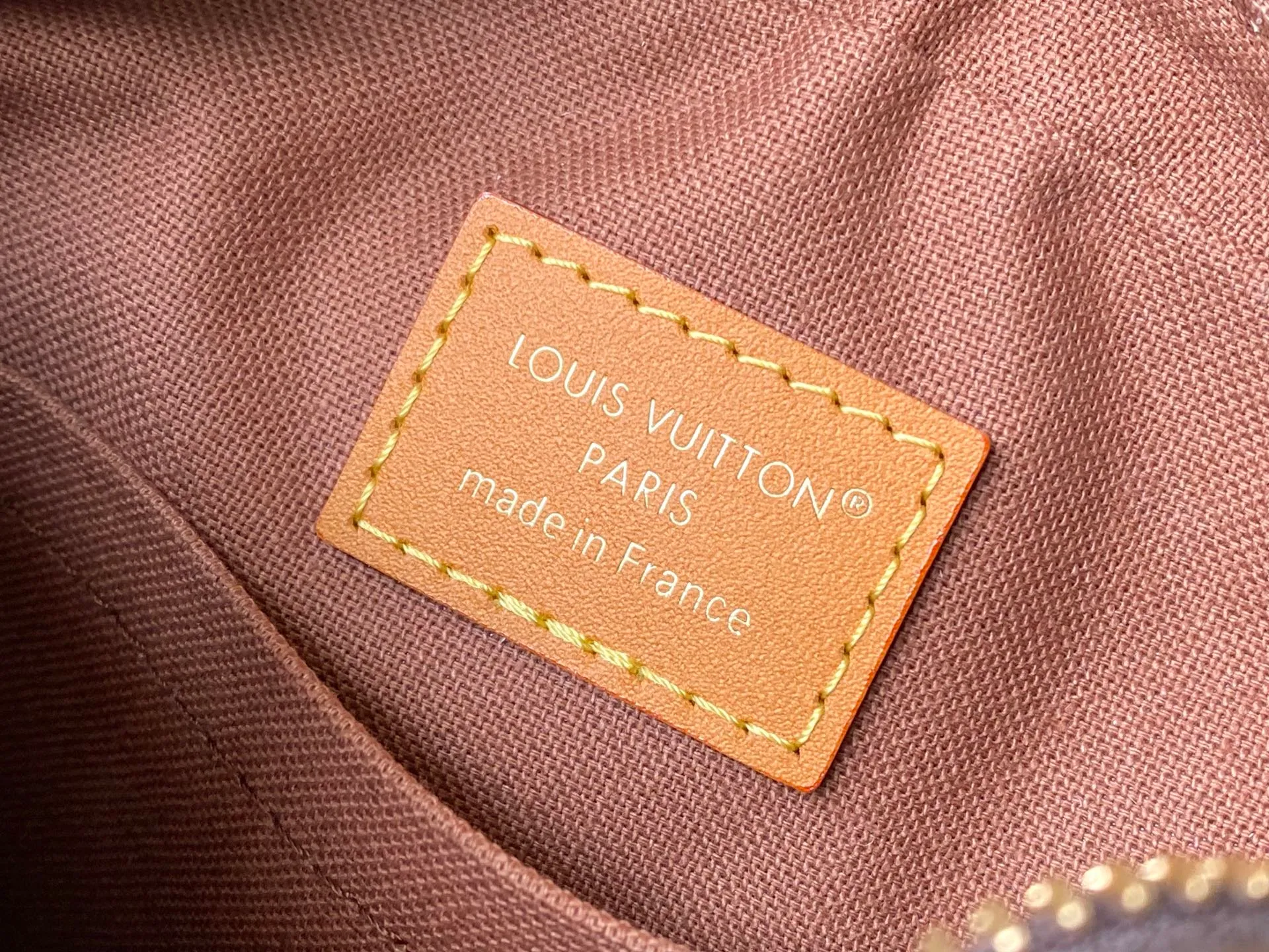 💰940 Top Original Order M14013 In the 2024 spring and summer series, Pharrel Wiliams explored the brand’s archives, drew inspiration from the fashion of the 1980s, and crafted the Danube crossbody bag with timeless style and timeless style. The body of the bag is made of smooth Monogram canvas, with premium distressed cow leather trimming the edges. The pearl zipper continues Pharrel Wiliams’ classic elements from the previous series. It also has a detachable handle and shoulder strap, allowing you to switch between carrying methods at will. Dimensions: 16 × 21 × 6 cm