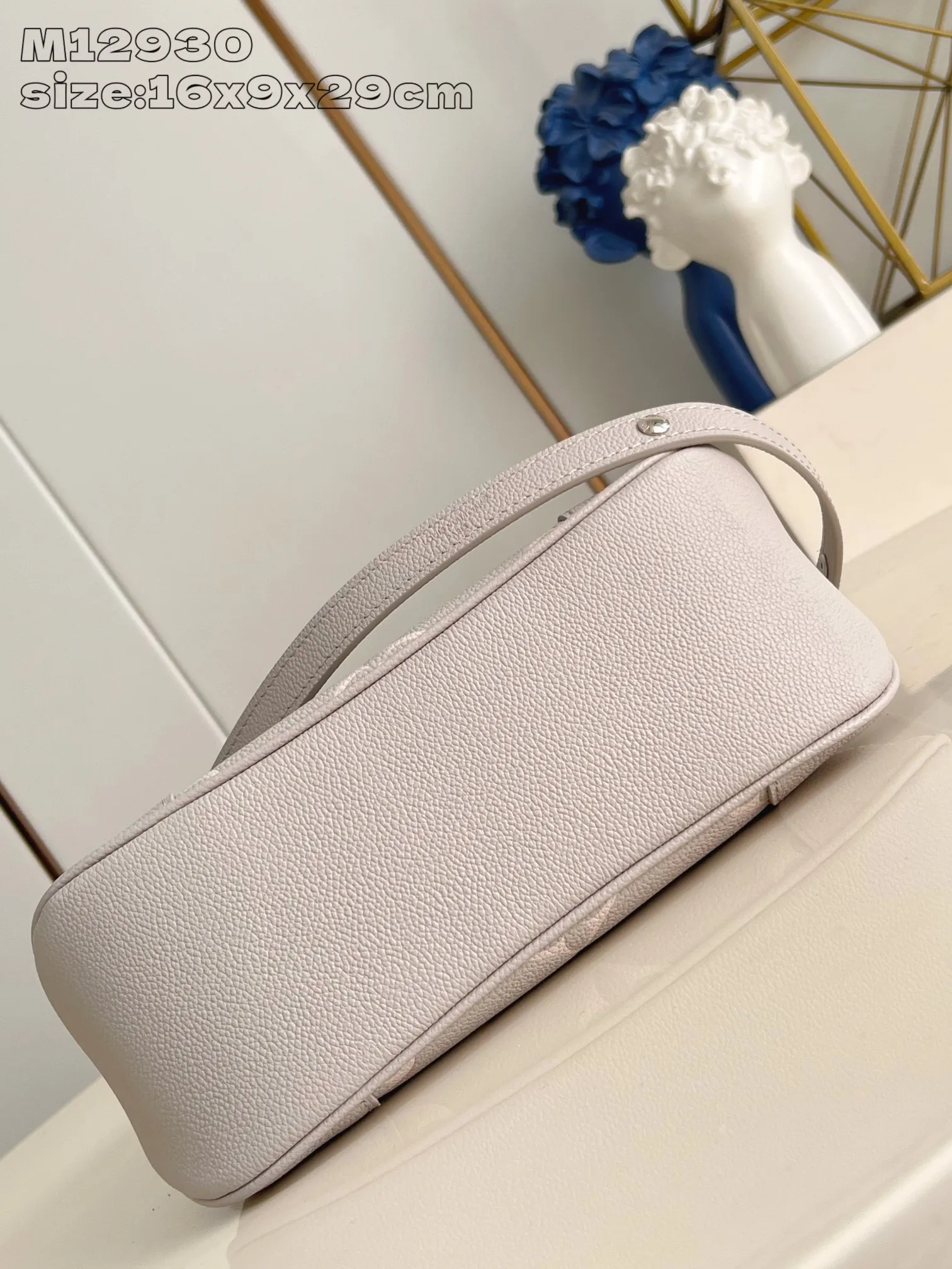 💰1180 (top layer leather) top original order [Exclusive real shot M12930 taro purple silk screen printing] M14211 This Boulog reinterprets the iconic design that can be flexibly used with Monogram Embossed leather material. Like existing designs made of canvas, it can be used in a variety of styles. Can store larger smartphones. Has interior flat pocket. A soft chain woven with gold hardware creates a high-class and strong atmosphere. 16 x 9.5 x 29 cm (HxWxL)