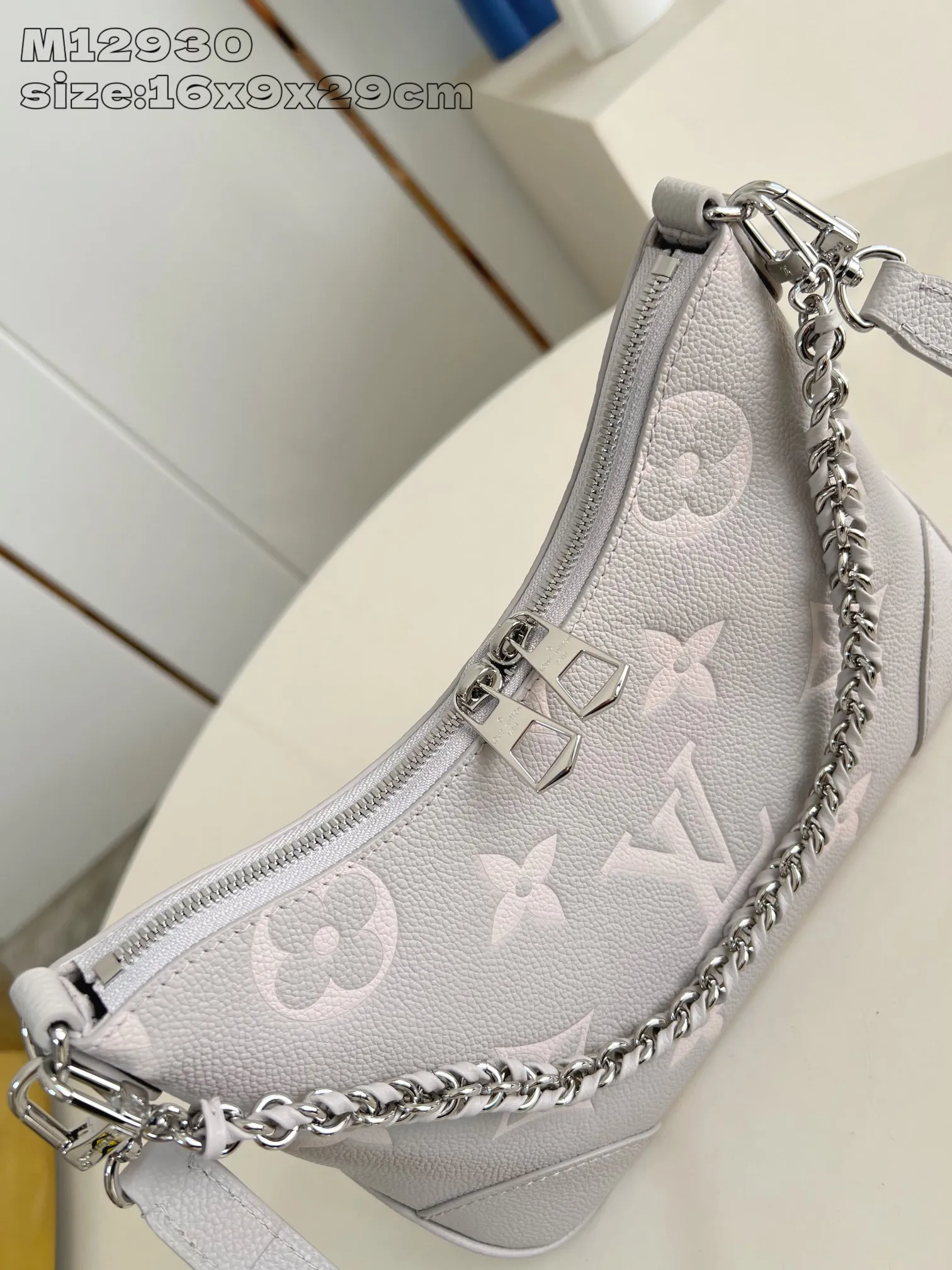 💰1180 (top layer leather) top original order [Exclusive real shot M12930 taro purple silk screen printing] M14211 This Boulog reinterprets the iconic design that can be flexibly used with Monogram Embossed leather material. Like existing designs made of canvas, it can be used in a variety of styles. Can store larger smartphones. Has interior flat pocket. A soft chain woven with gold hardware creates a high-class and strong atmosphere. 16 x 9.5 x 29 cm (HxWxL)