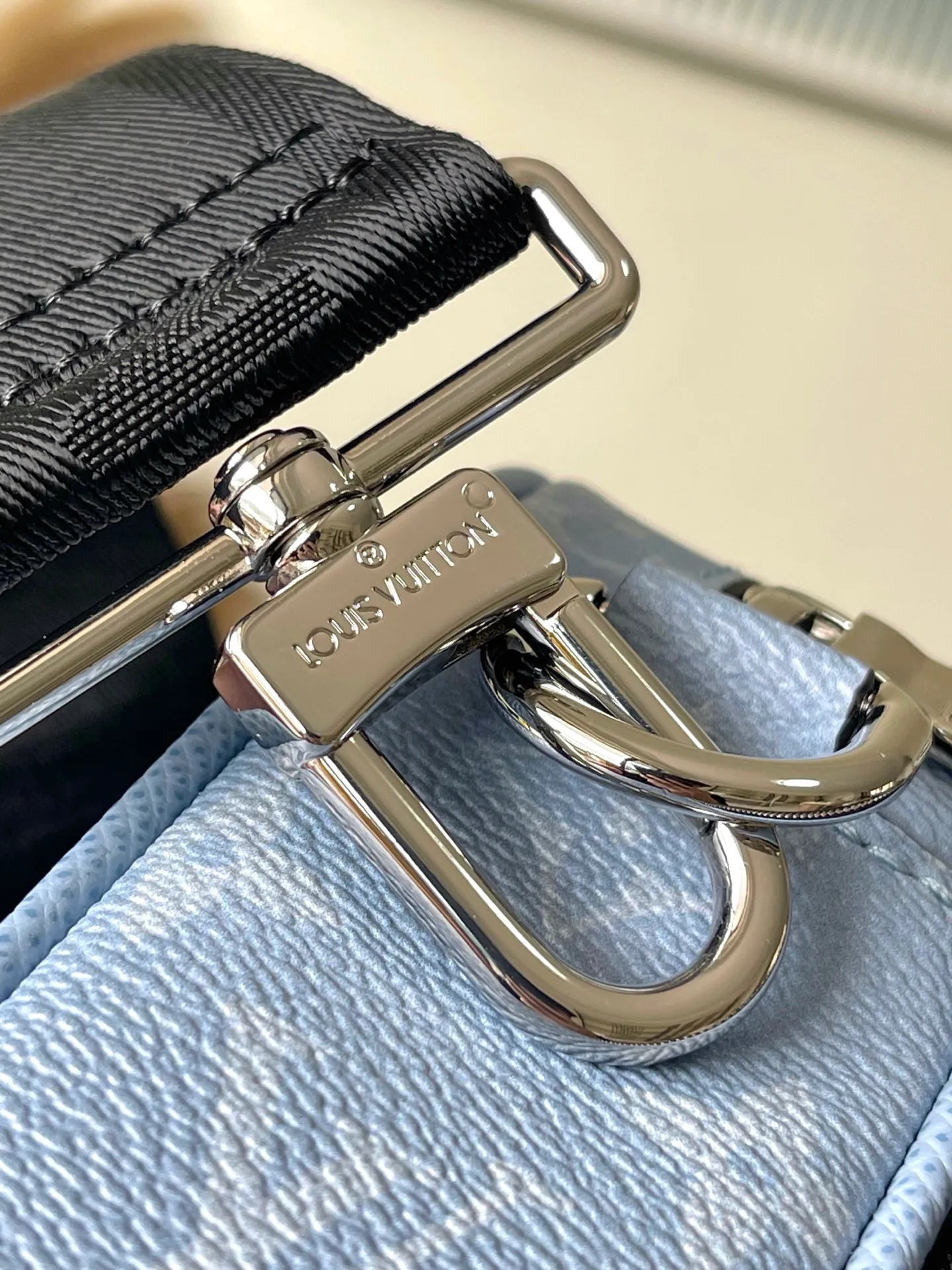 💰860 Top Original Order M14073 This Alpha messenger bag is made of Talga cow leather and Monogram coated canvas dyed in bright colors. Its exquisite design adds a modern choice for urban travel. The boxy shape, reinforced corners and front rivets pay homage to Louis Vuitton's trunk-making heritage, while separate zippered compartments make it easy to organize daily essentials. Dimensions: 24 × 16 × 8 cm