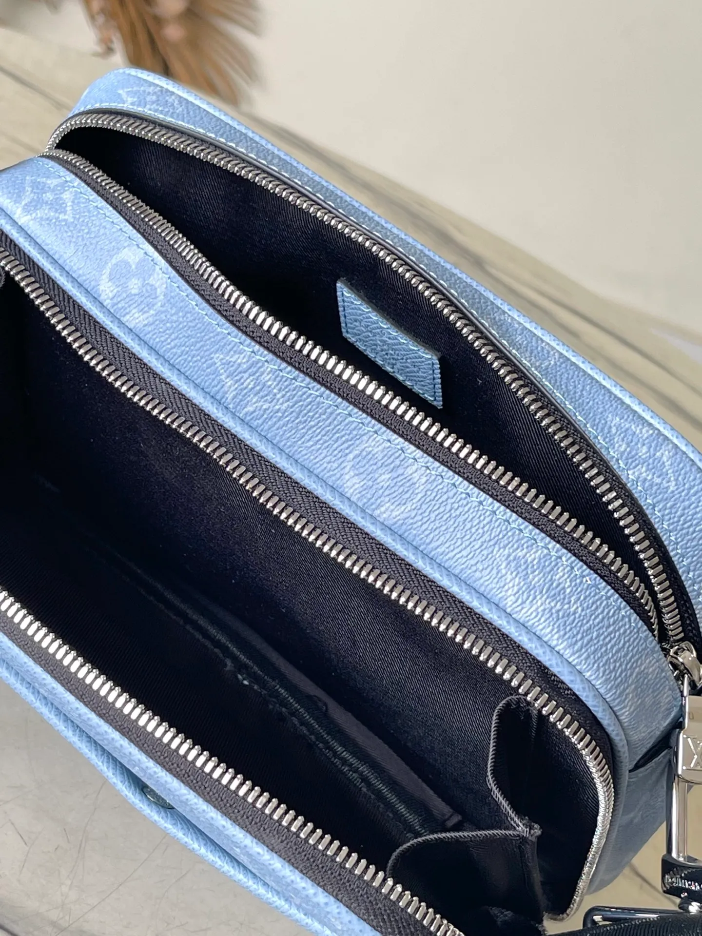 💰860 Top Original Order M14073 This Alpha messenger bag is made of Talga cow leather and Monogram coated canvas dyed in bright colors. Its exquisite design adds a modern choice for urban travel. The boxy shape, reinforced corners and front rivets pay homage to Louis Vuitton's trunk-making heritage, while separate zippered compartments make it easy to organize daily essentials. Dimensions: 24 × 16 × 8 cm