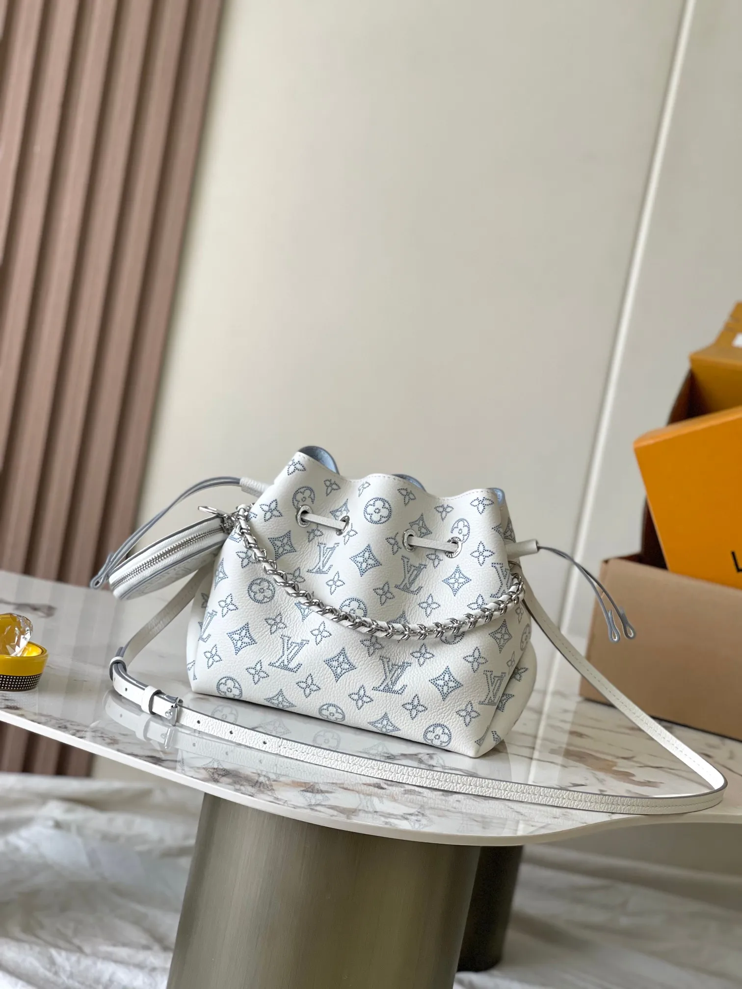 p2400 [Special grade MB chip version original leather] Full leather bucket bag series BELLA handbag This Bella Ys bucket bag is made of engraved cow leather, model: M11736 white dynamic chip version Material: A-grade all-steel hardware, imported original fabric Packaging: full set of original duty-free MB packaging Size: 19*22*14C