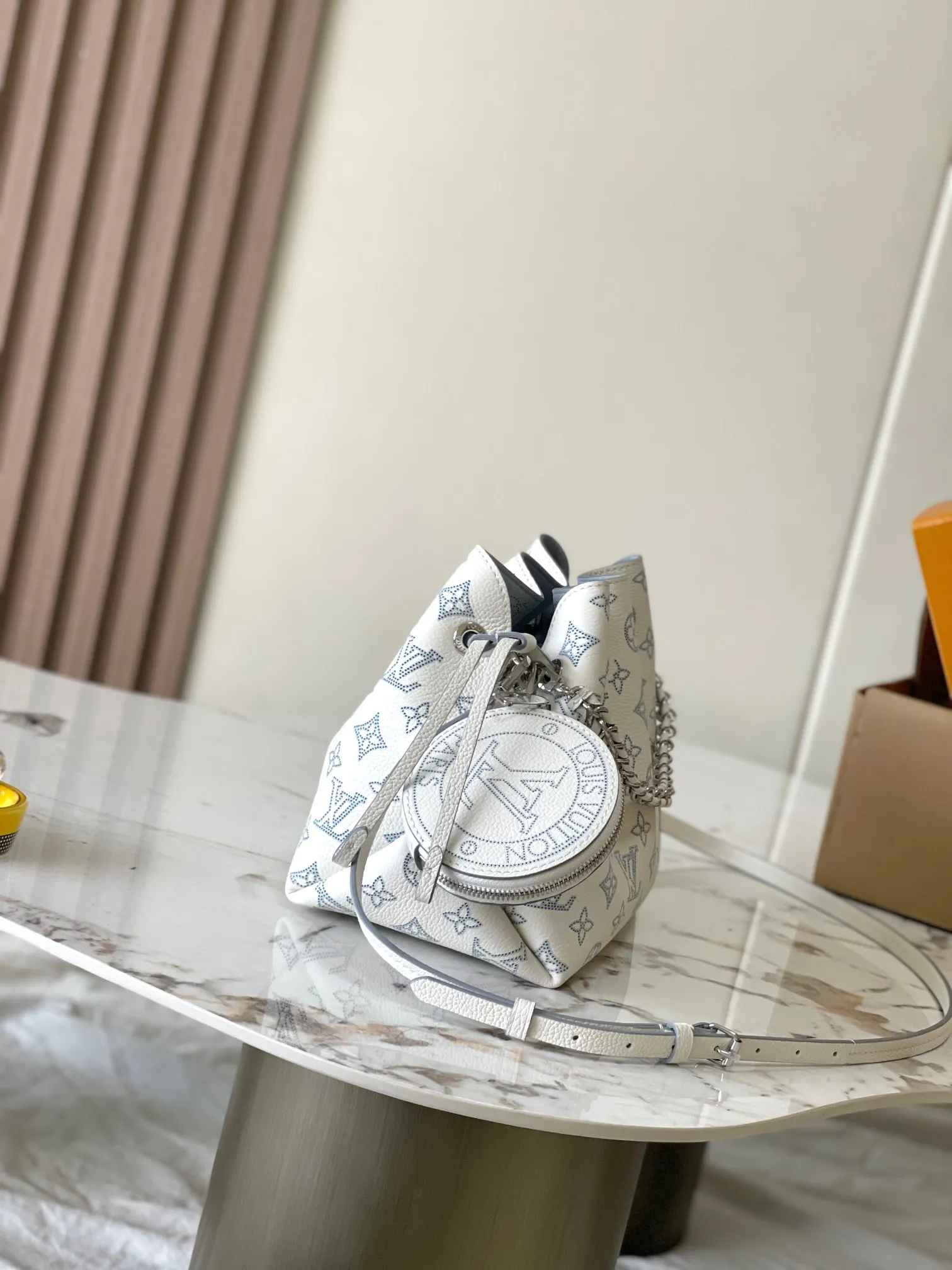 p2400 [Special grade MB chip version original leather] Full leather bucket bag series BELLA handbag This Bella Ys bucket bag is made of engraved cow leather, model: M11736 white dynamic chip version Material: A-grade all-steel hardware, imported original fabric Packaging: full set of original duty-free MB packaging Size: 19*22*14C