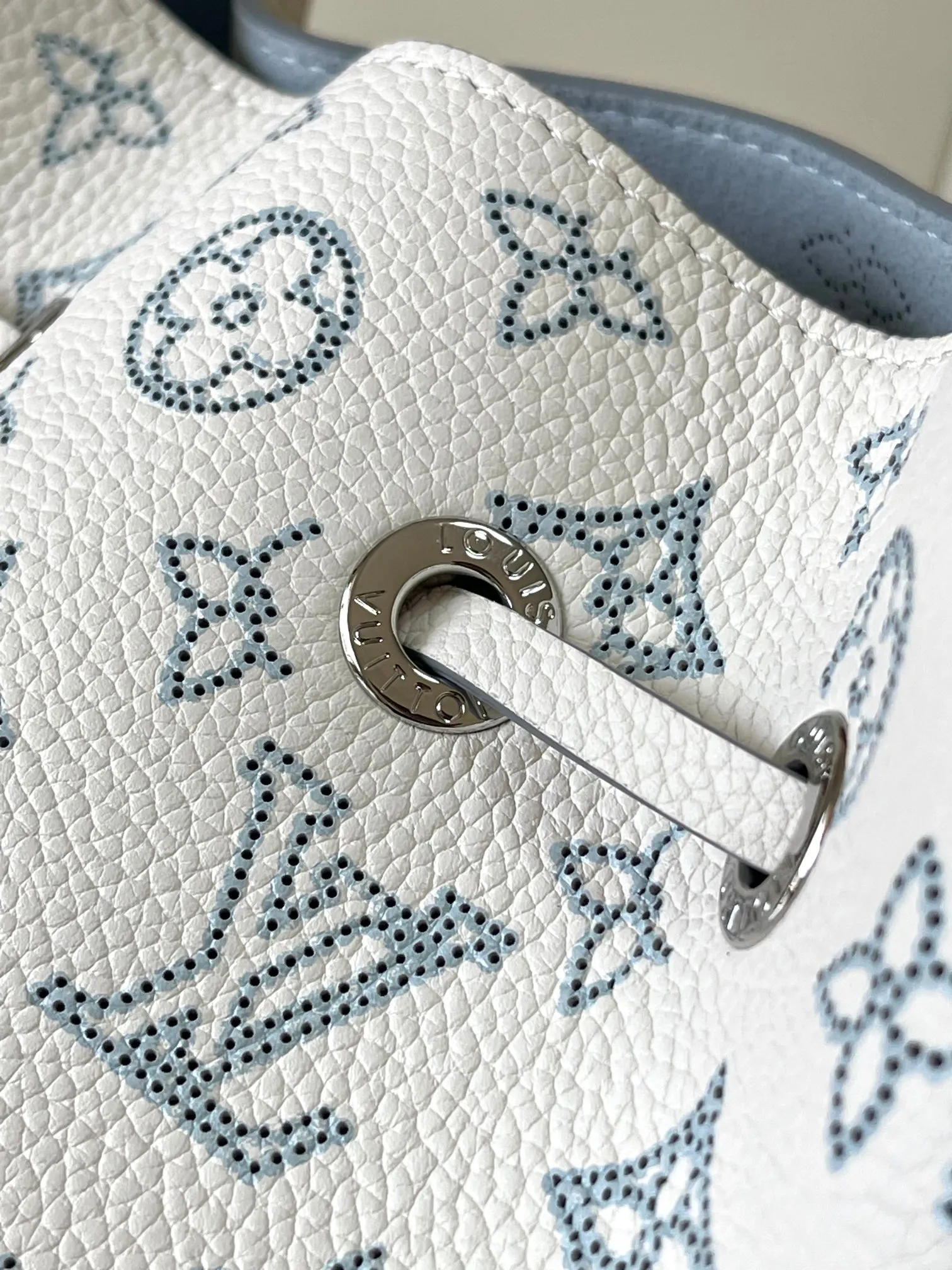 p2400 [Special grade MB chip version original leather] Full leather bucket bag series BELLA handbag This Bella Ys bucket bag is made of engraved cow leather, model: M11736 white dynamic chip version Material: A-grade all-steel hardware, imported original fabric Packaging: full set of original duty-free MB packaging Size: 19*22*14C
