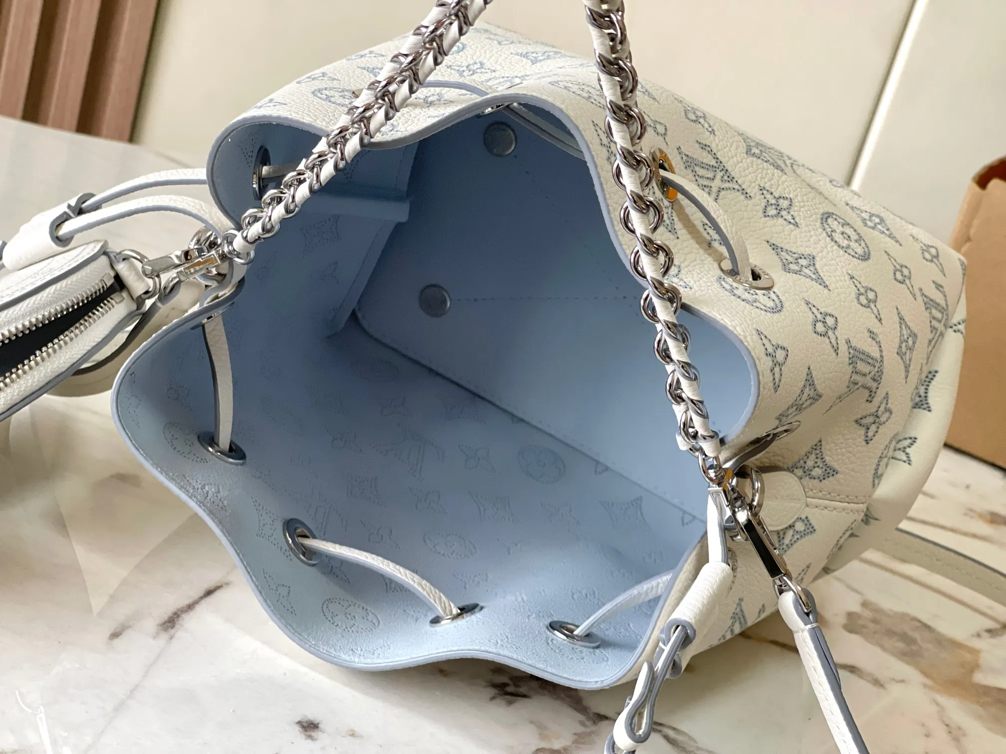p2400 [Special grade MB chip version original leather] Full leather bucket bag series BELLA handbag This Bella Ys bucket bag is made of engraved cow leather, model: M11736 white dynamic chip version Material: A-grade all-steel hardware, imported original fabric Packaging: full set of original duty-free MB packaging Size: 19*22*14C