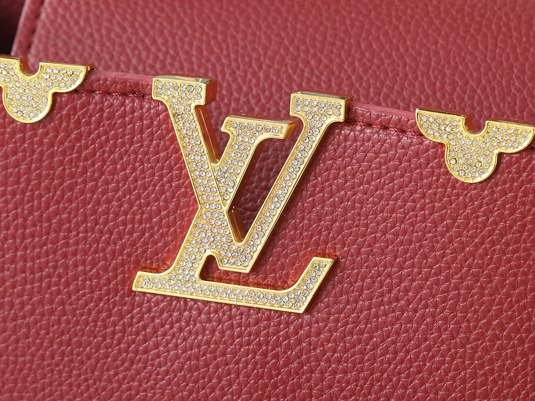💰440💰Guangzhou goods Upgraded from the original M24583 M24584 M24585 Gold and diamond corolla This Capucines Flower Crown handbag is made of full-grain Taurillon leather and is embellished with Monogram flowers. Each flower is shaped by exquisite crystal diamonds. The LV logo and flowers echo each other, giving this soft handbag a jewel-like luster. Use the detachable shoulder strap cleverly to switch between shoulder and crossbody. Dimensions: 31.5 x 20.0 x 11.0 cm