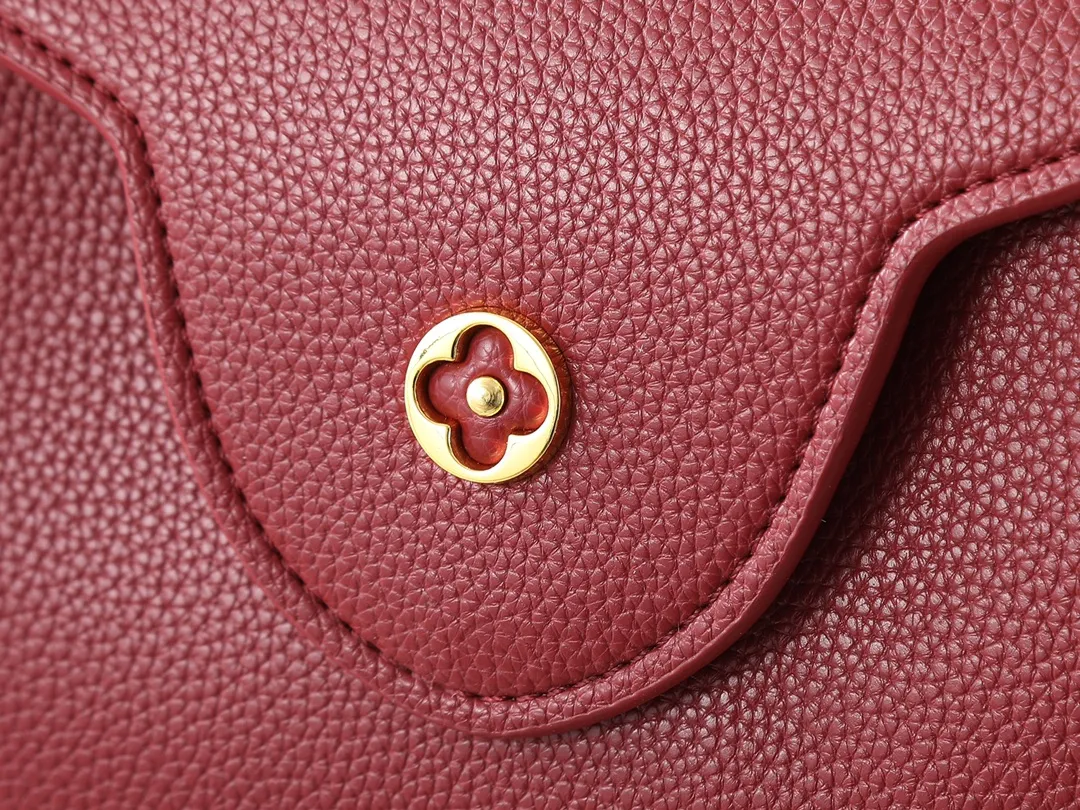 💰440💰Guangzhou goods Upgraded from the original M24583 M24584 M24585 Gold and diamond corolla This Capucines Flower Crown handbag is made of full-grain Taurillon leather and is embellished with Monogram flowers. Each flower is shaped by exquisite crystal diamonds. The LV logo and flowers echo each other, giving this soft handbag a jewel-like luster. Use the detachable shoulder strap cleverly to switch between shoulder and crossbody. Dimensions: 31.5 x 20.0 x 11.0 cm