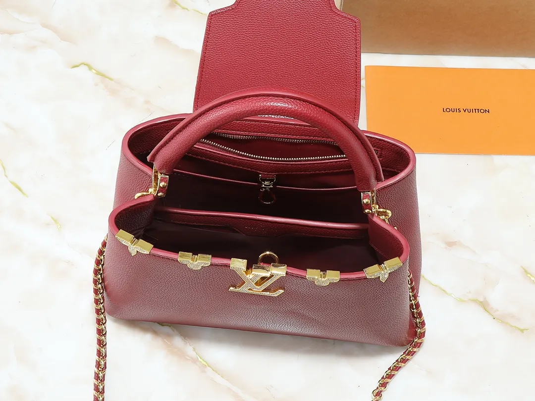 💰440💰Guangzhou goods Upgraded from the original M24583 M24584 M24585 Gold and diamond corolla This Capucines Flower Crown handbag is made of full-grain Taurillon leather and is embellished with Monogram flowers. Each flower is shaped by exquisite crystal diamonds. The LV logo and flowers echo each other, giving this soft handbag a jewel-like luster. Use the detachable shoulder strap cleverly to switch between shoulder and crossbody. Dimensions: 31.5 x 20.0 x 11.0 cm