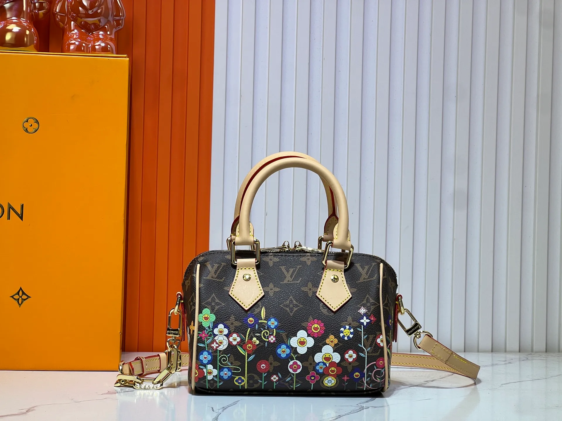 Batch 320💰M45957.M58953 Discolored yellow leather This Speedy Bandoulière 20 handbag is made of Monogram canvas, cow leather trim and fabric lining. It continues the classic design of the Louis Vuitton Speedy travel bag in a compact size. It is equipped with rolled leather handles and a detachable and adjustable fabric shoulder strap embellished with the brand's logo texture. Detailed features 20.5 x 13.5 x 12 cm (length x height x width)