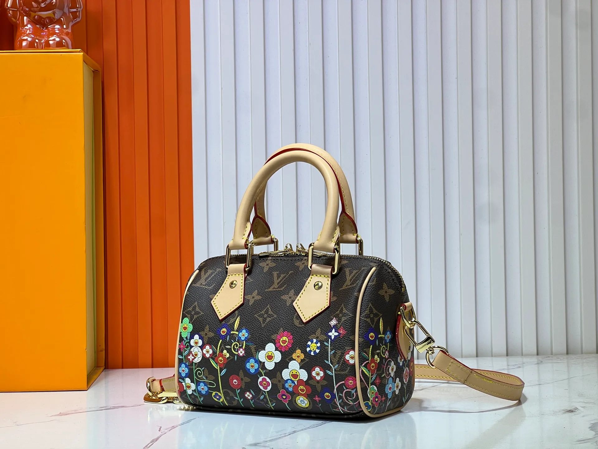 Batch 320💰M45957.M58953 Discolored yellow leather This Speedy Bandoulière 20 handbag is made of Monogram canvas, cow leather trim and fabric lining. It continues the classic design of the Louis Vuitton Speedy travel bag in a compact size. It is equipped with rolled leather handles and a detachable and adjustable fabric shoulder strap embellished with the brand's logo texture. Detailed features 20.5 x 13.5 x 12 cm (length x height x width)