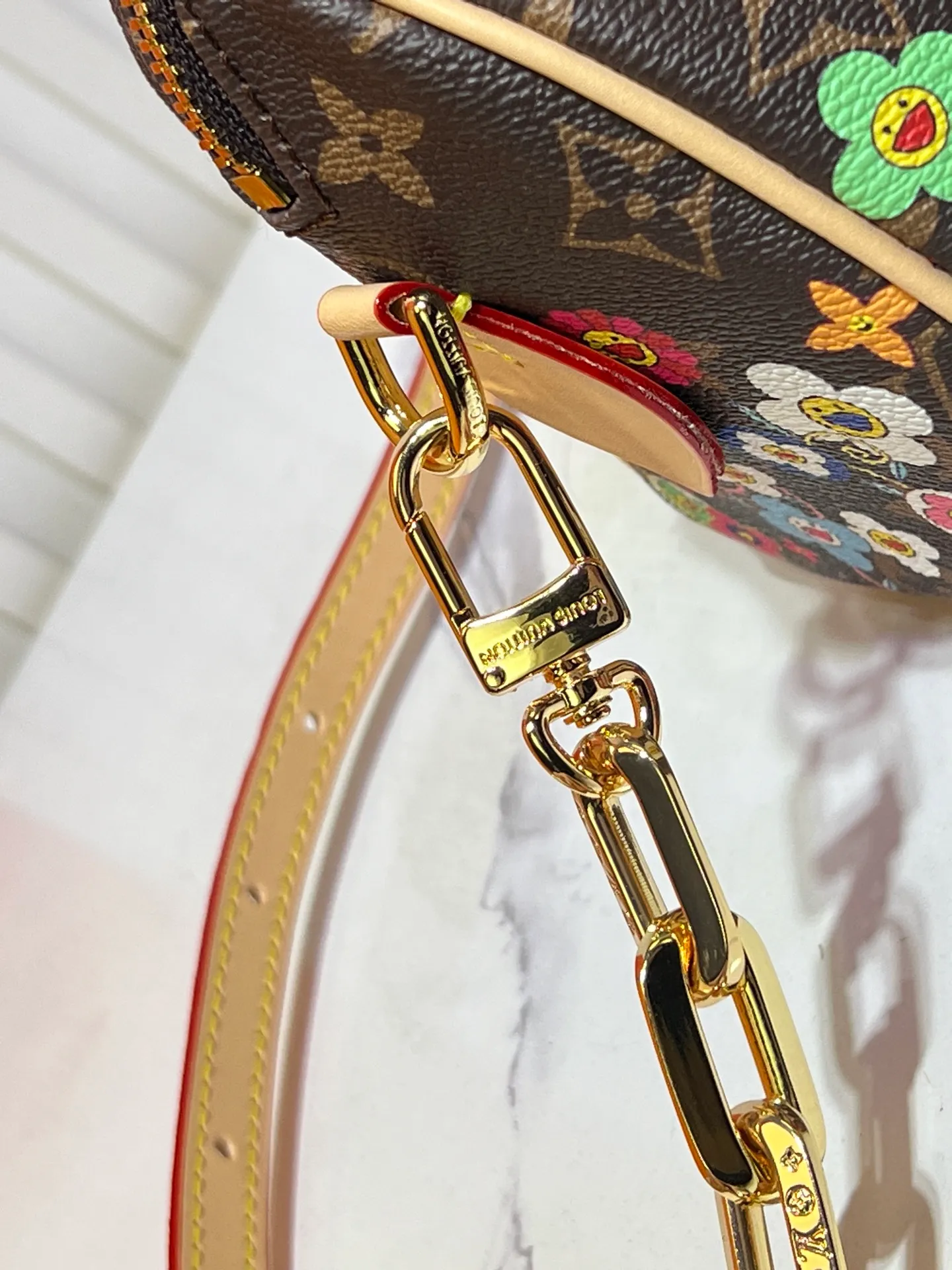 Batch 320💰M45957.M58953 Discolored yellow leather This Speedy Bandoulière 20 handbag is made of Monogram canvas, cow leather trim and fabric lining. It continues the classic design of the Louis Vuitton Speedy travel bag in a compact size. It is equipped with rolled leather handles and a detachable and adjustable fabric shoulder strap embellished with the brand's logo texture. Detailed features 20.5 x 13.5 x 12 cm (length x height x width)