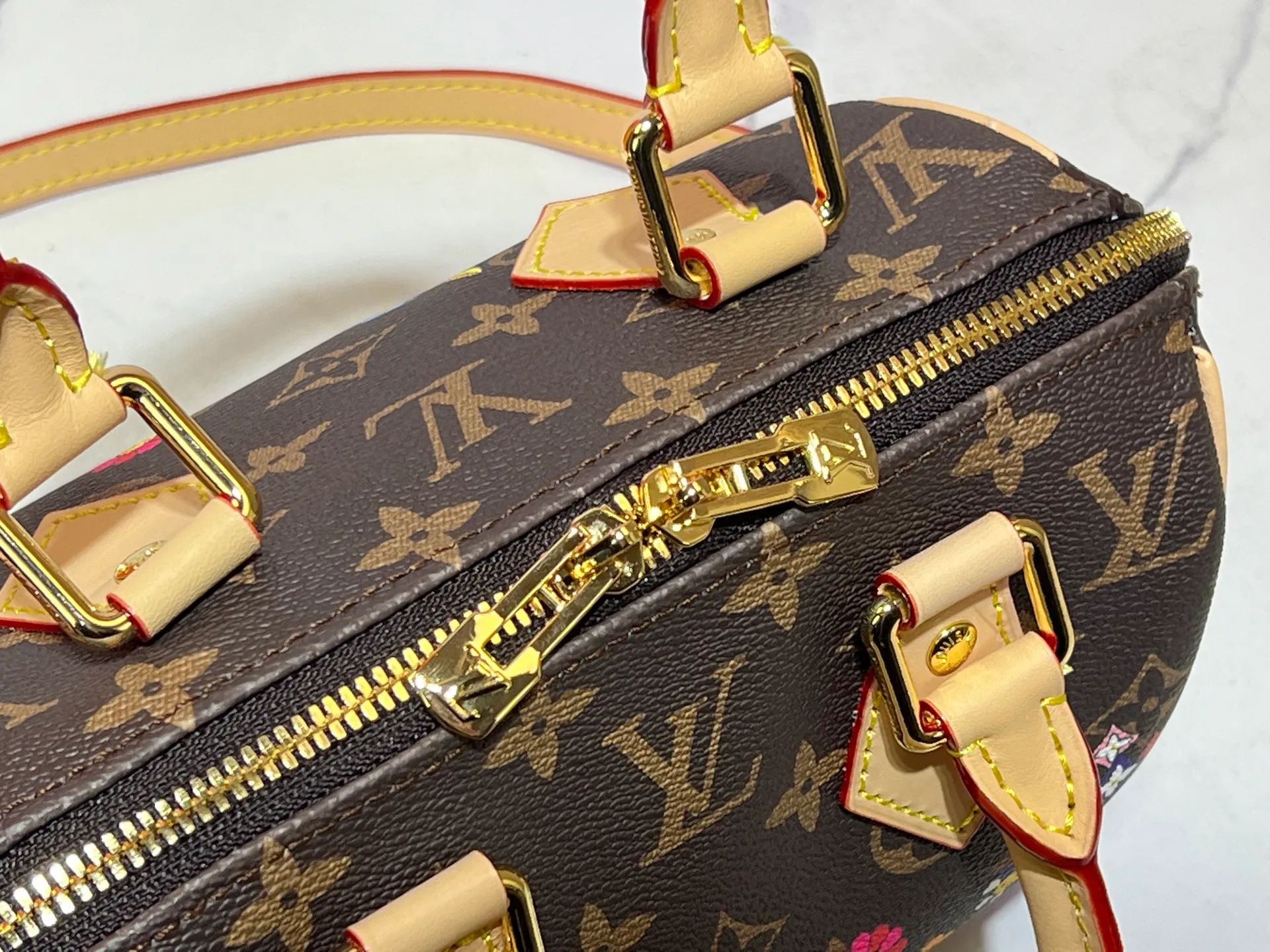 Batch 320💰M45957.M58953 Discolored yellow leather This Speedy Bandoulière 20 handbag is made of Monogram canvas, cow leather trim and fabric lining. It continues the classic design of the Louis Vuitton Speedy travel bag in a compact size. It is equipped with rolled leather handles and a detachable and adjustable fabric shoulder strap embellished with the brand's logo texture. Detailed features 20.5 x 13.5 x 12 cm (length x height x width)