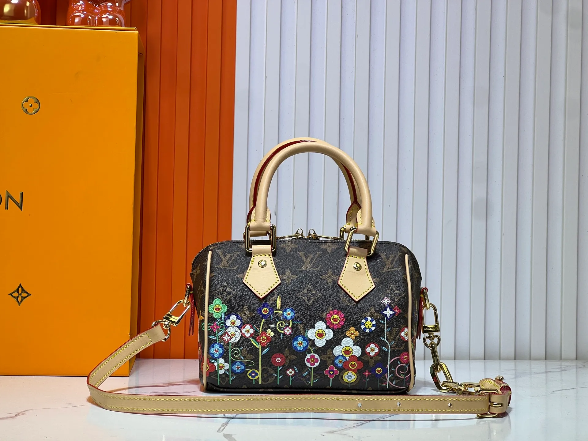 Batch 320💰M45957.M58953 Discolored yellow leather This Speedy Bandoulière 20 handbag is made of Monogram canvas, cow leather trim and fabric lining. It continues the classic design of the Louis Vuitton Speedy travel bag in a compact size. It is equipped with rolled leather handles and a detachable and adjustable fabric shoulder strap embellished with the brand's logo texture. Detailed features 20.5 x 13.5 x 12 cm (length x height x width)