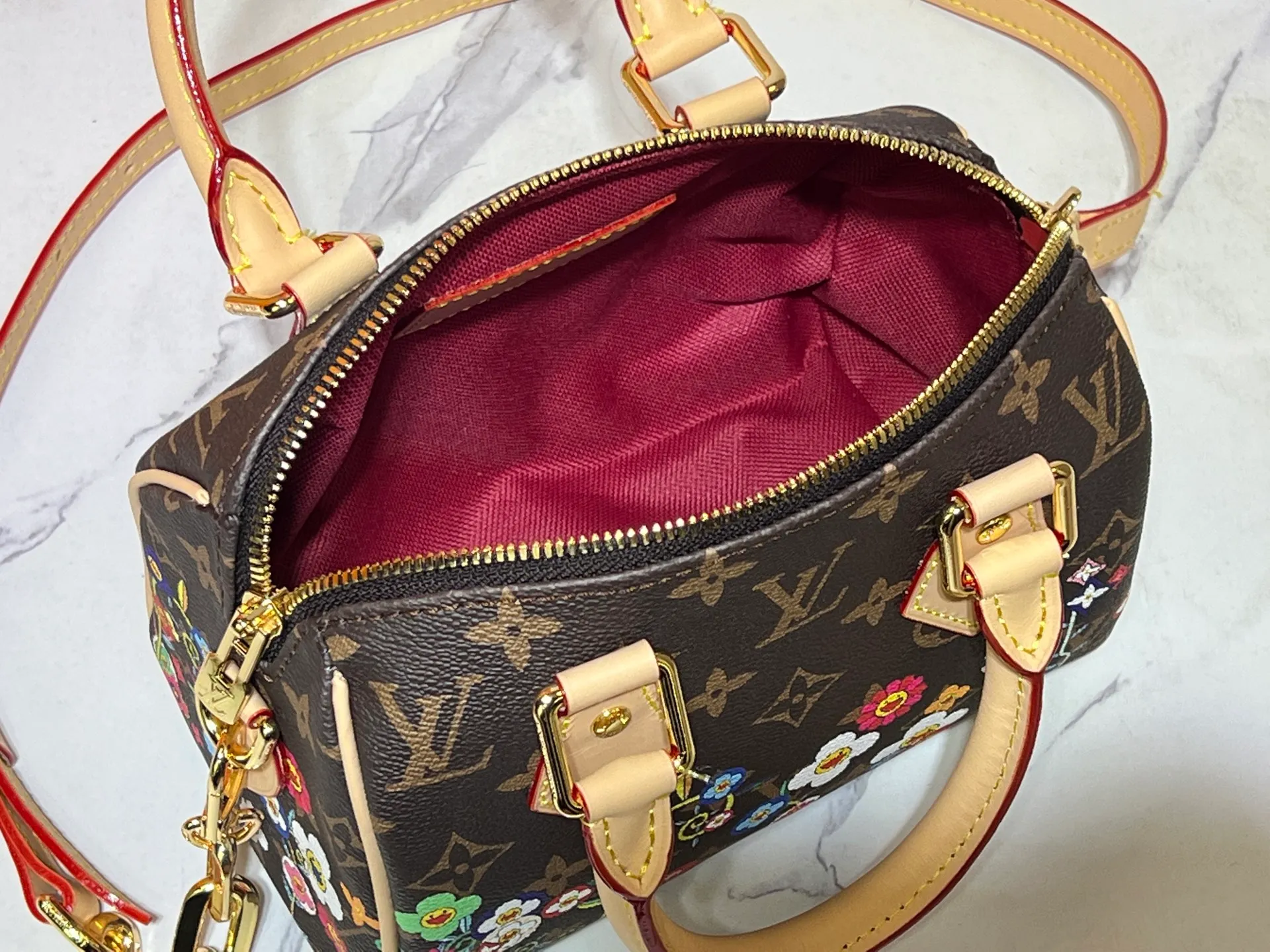 Batch 320💰M45957.M58953 Discolored yellow leather This Speedy Bandoulière 20 handbag is made of Monogram canvas, cow leather trim and fabric lining. It continues the classic design of the Louis Vuitton Speedy travel bag in a compact size. It is equipped with rolled leather handles and a detachable and adjustable fabric shoulder strap embellished with the brand's logo texture. Detailed features 20.5 x 13.5 x 12 cm (length x height x width)