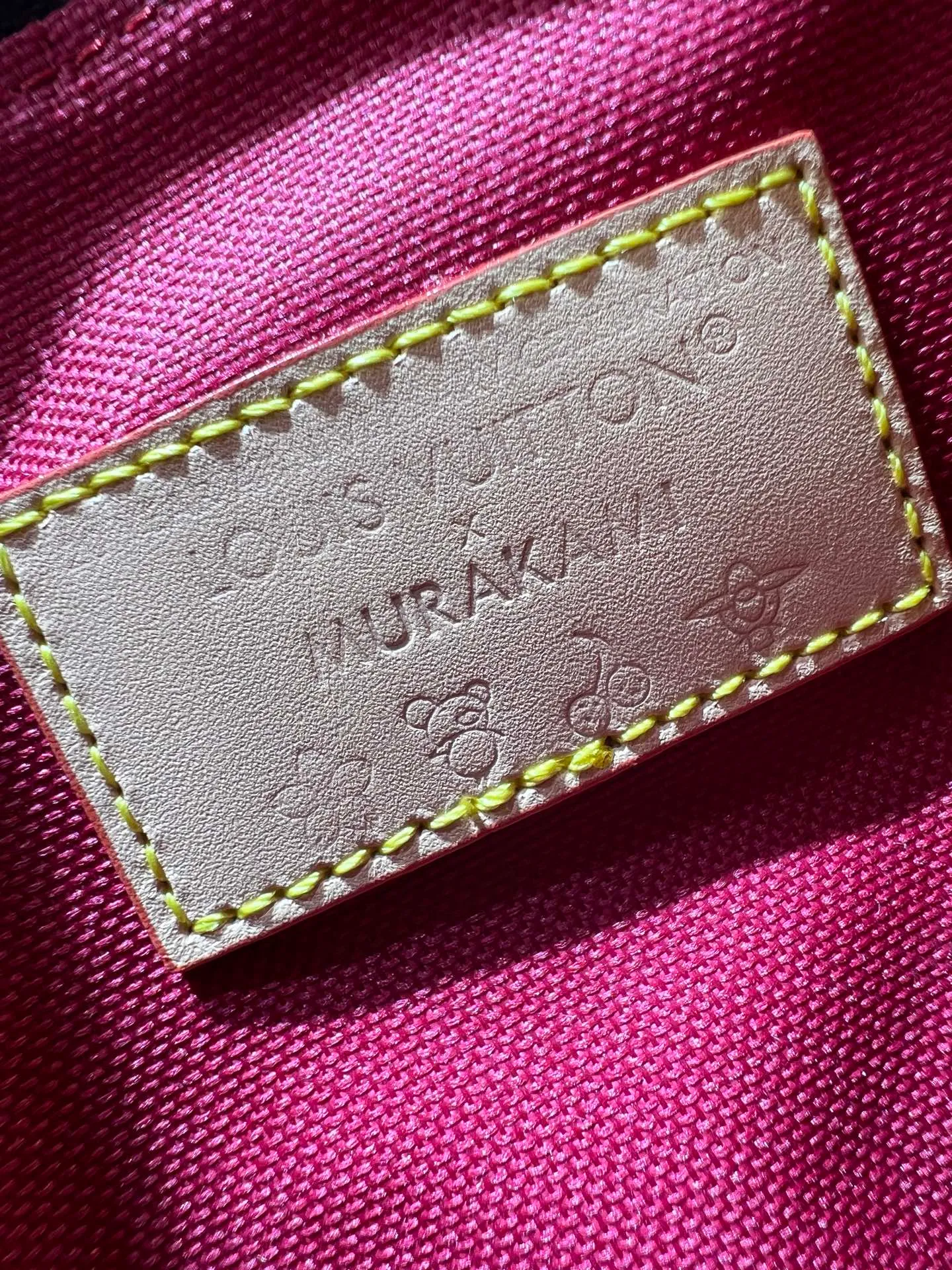 Batch 320💰M45957.M58953 Discolored yellow leather This Speedy Bandoulière 20 handbag is made of Monogram canvas, cow leather trim and fabric lining. It continues the classic design of the Louis Vuitton Speedy travel bag in a compact size. It is equipped with rolled leather handles and a detachable and adjustable fabric shoulder strap embellished with the brand's logo texture. Detailed features 20.5 x 13.5 x 12 cm (length x height x width)