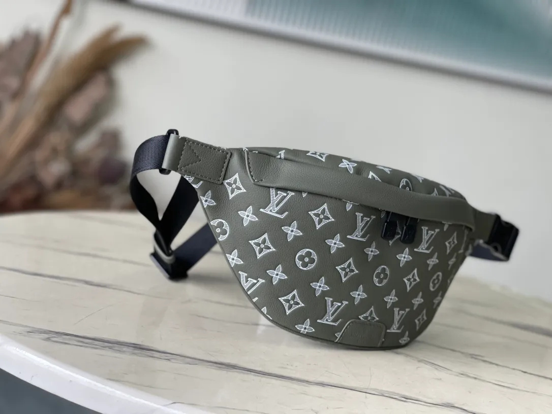 💰1000 (top layer leather) top original order M12508 This Discovery waist bag is made of Monogram Shadow embossed cow leather, with distinctive tones to highlight the Monogram pattern. Multiple pockets and dual zipper closures make it easy to carry small items, and an exterior rear patch pocket keeps valuables secure. The adjustable strap can be worn around the waist or worn on the shoulder or cross-body. Dimensions: 44 × 15 × 9 cm
