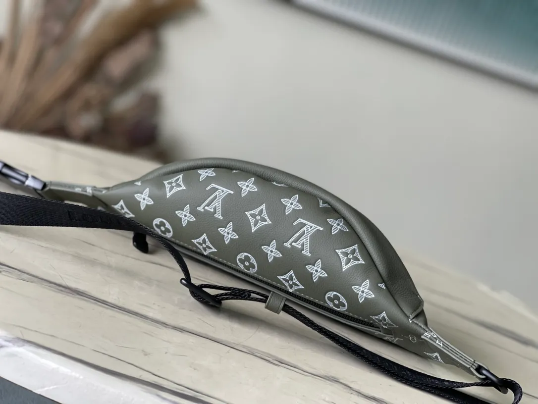 💰1000 (top layer leather) top original order M12508 This Discovery waist bag is made of Monogram Shadow embossed cow leather, with distinctive tones to highlight the Monogram pattern. Multiple pockets and dual zipper closures make it easy to carry small items, and an exterior rear patch pocket keeps valuables secure. The adjustable strap can be worn around the waist or worn on the shoulder or cross-body. Dimensions: 44 × 15 × 9 cm
