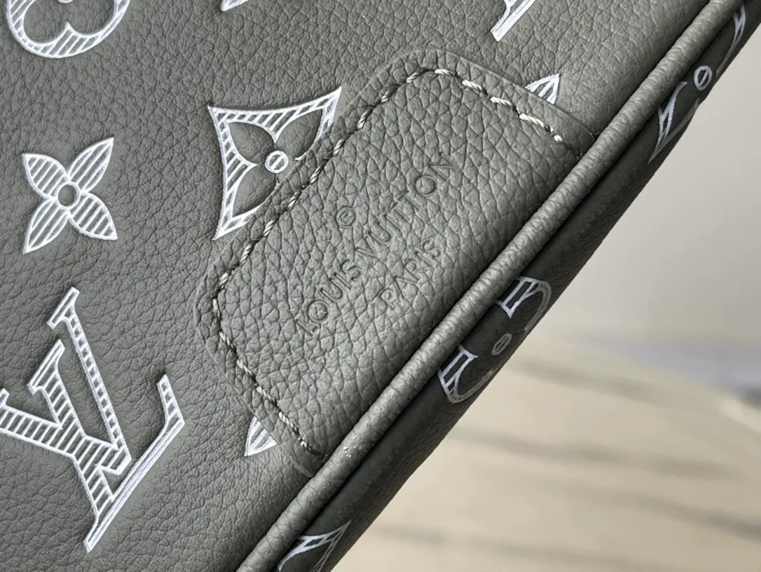 💰1000 (top layer leather) top original order M12508 This Discovery waist bag is made of Monogram Shadow embossed cow leather, with distinctive tones to highlight the Monogram pattern. Multiple pockets and dual zipper closures make it easy to carry small items, and an exterior rear patch pocket keeps valuables secure. The adjustable strap can be worn around the waist or worn on the shoulder or cross-body. Dimensions: 44 × 15 × 9 cm
