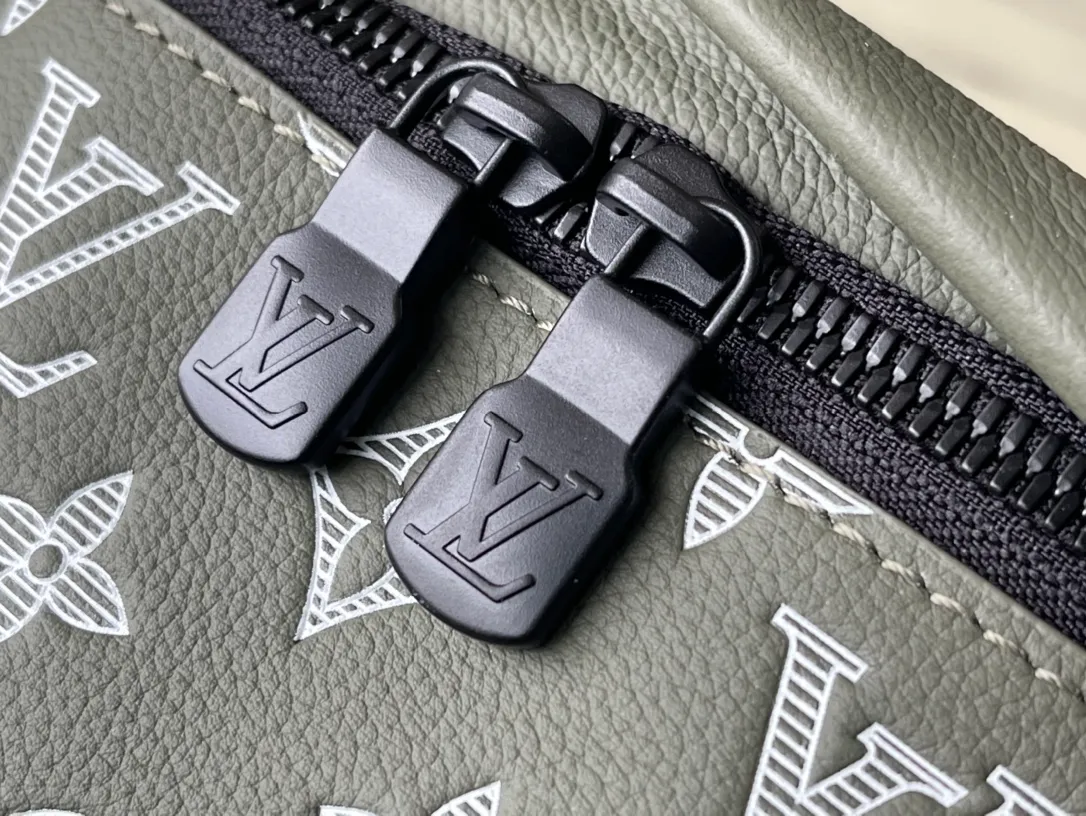 💰1000 (top layer leather) top original order M12508 This Discovery waist bag is made of Monogram Shadow embossed cow leather, with distinctive tones to highlight the Monogram pattern. Multiple pockets and dual zipper closures make it easy to carry small items, and an exterior rear patch pocket keeps valuables secure. The adjustable strap can be worn around the waist or worn on the shoulder or cross-body. Dimensions: 44 × 15 × 9 cm
