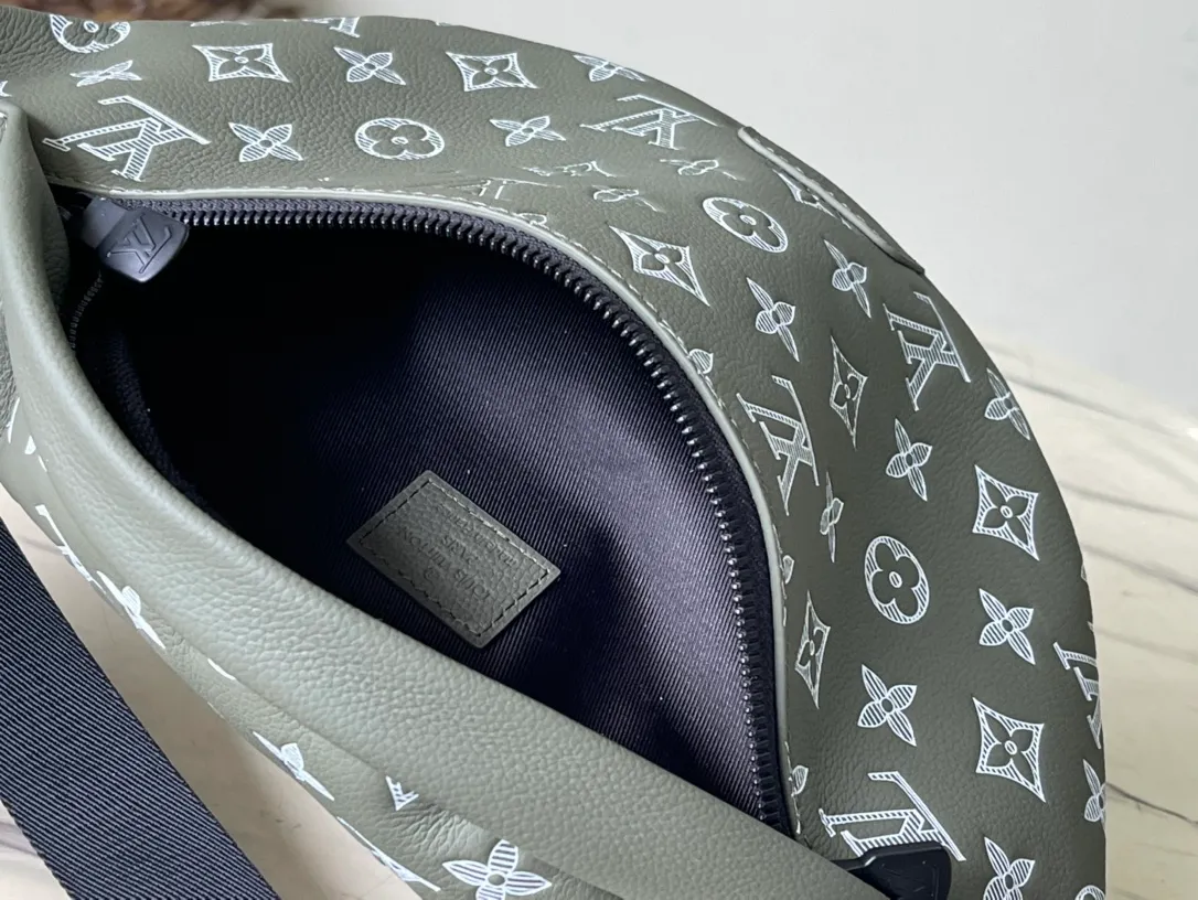 💰1000 (top layer leather) top original order M12508 This Discovery waist bag is made of Monogram Shadow embossed cow leather, with distinctive tones to highlight the Monogram pattern. Multiple pockets and dual zipper closures make it easy to carry small items, and an exterior rear patch pocket keeps valuables secure. The adjustable strap can be worn around the waist or worn on the shoulder or cross-body. Dimensions: 44 × 15 × 9 cm