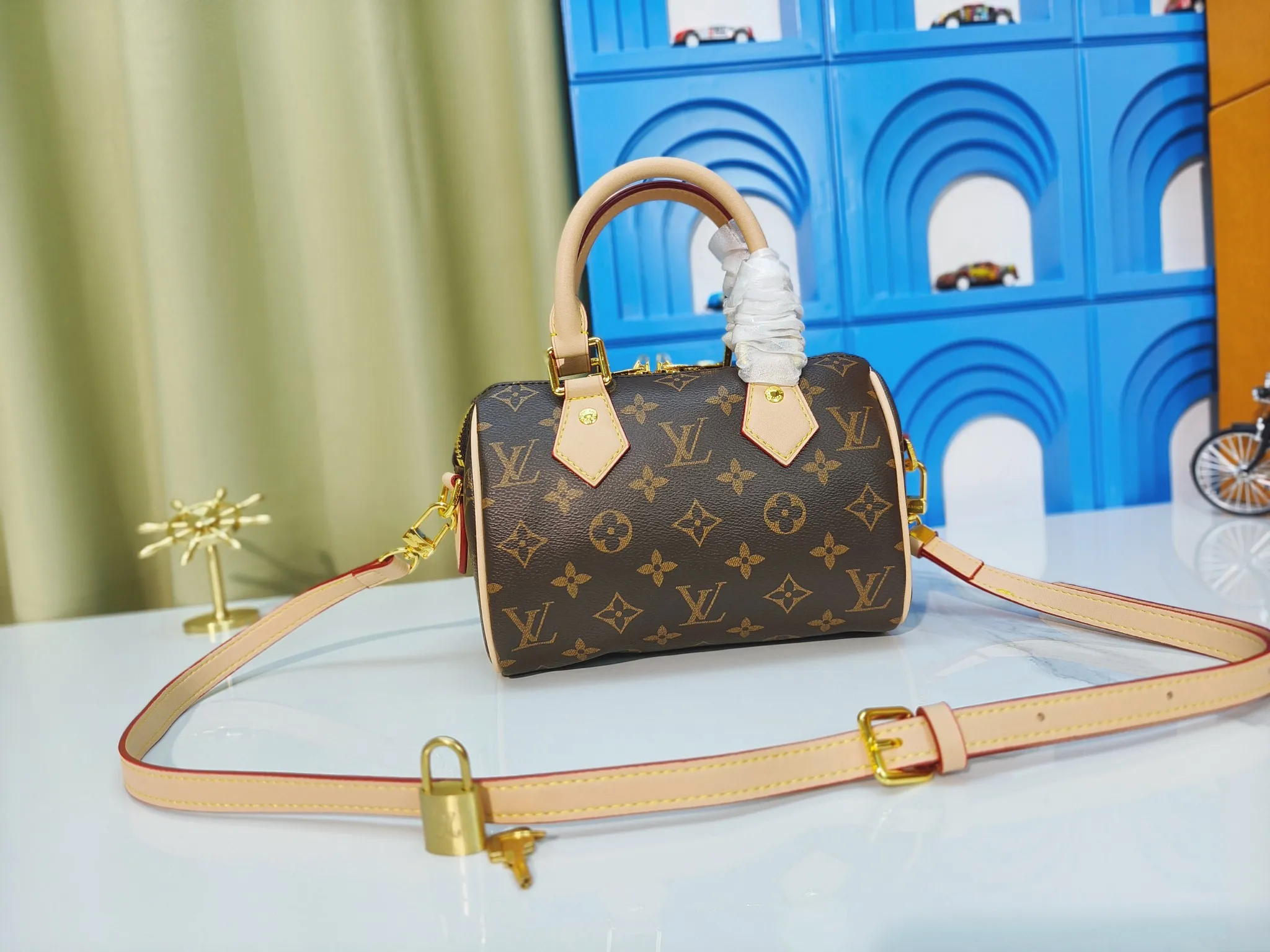 P220💰 M46222.M46234.M45957.M45948Presbyopia This Speedy Bandoulière 20 handbag is made of Monogram canvas, cow leather trim and fabric lining. It continues the classic design of Louis Vuitton Speedy travel bag in a compact size. It is equipped with rolled leather handles and a detachable and adjustable fabric shoulder strap embellished with brand logo texture. Detailed features 20.5 x 13.5 x 12 cm (length x height x width)