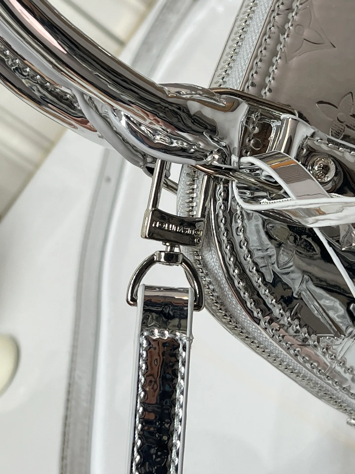 Batch 260💰M11835 M53152 82717 90611 The Alma mini handbag of the LVSki series draws inspiration from the Louis Vuitton archive hard box, rendering a new Monogram Miroir effect on the Monogram embossed coated canvas, highlighting the concept of retro futurism. Spacious interior patch pockets ensure organized storage. Size: 18x12x8cm