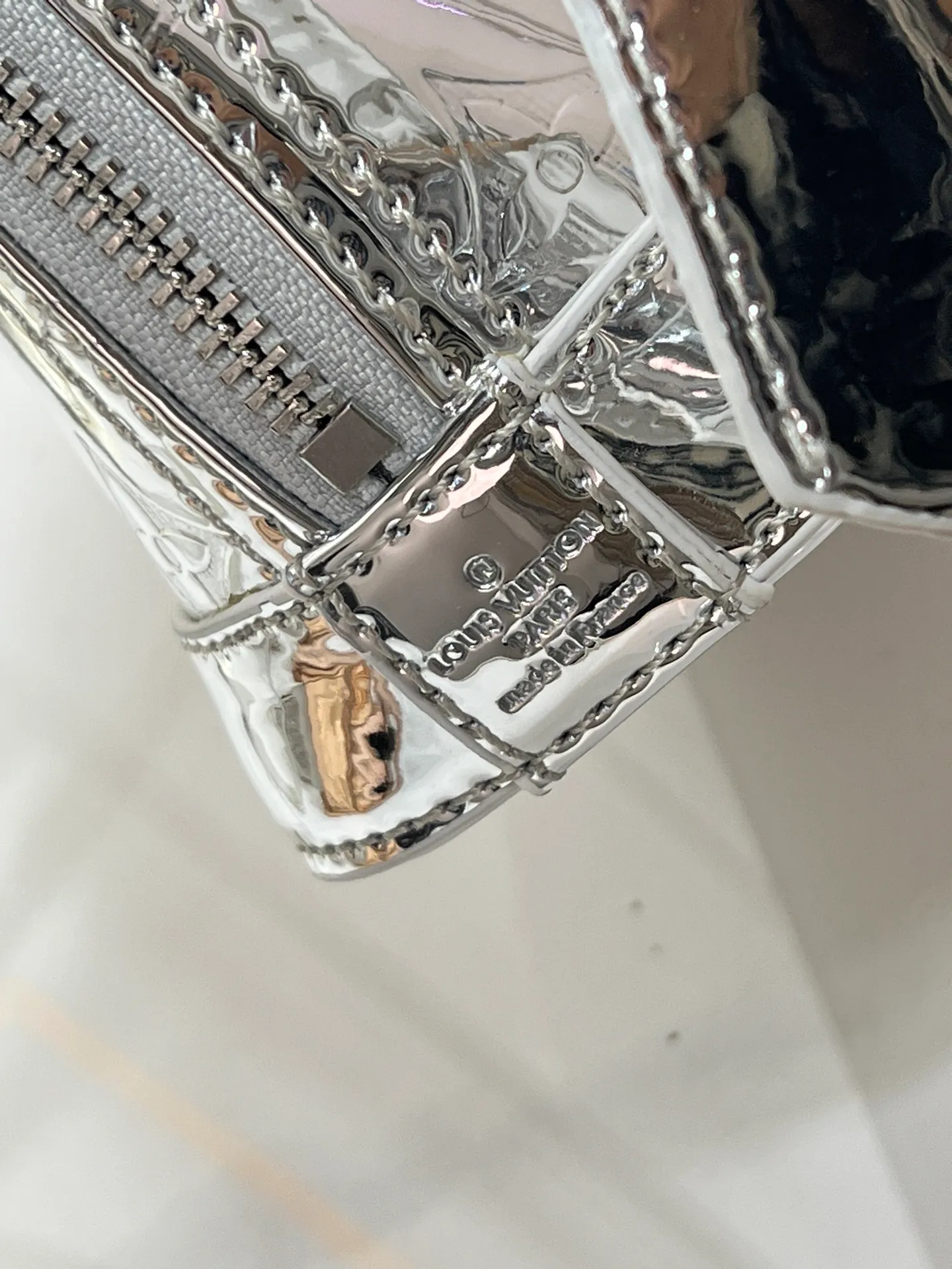 Batch 260💰M11835 M53152 82717 90611 The Alma mini handbag of the LVSki series draws inspiration from the Louis Vuitton archive hard box, rendering a new Monogram Miroir effect on the Monogram embossed coated canvas, highlighting the concept of retro futurism. Spacious interior patch pockets ensure organized storage. Size: 18x12x8cm