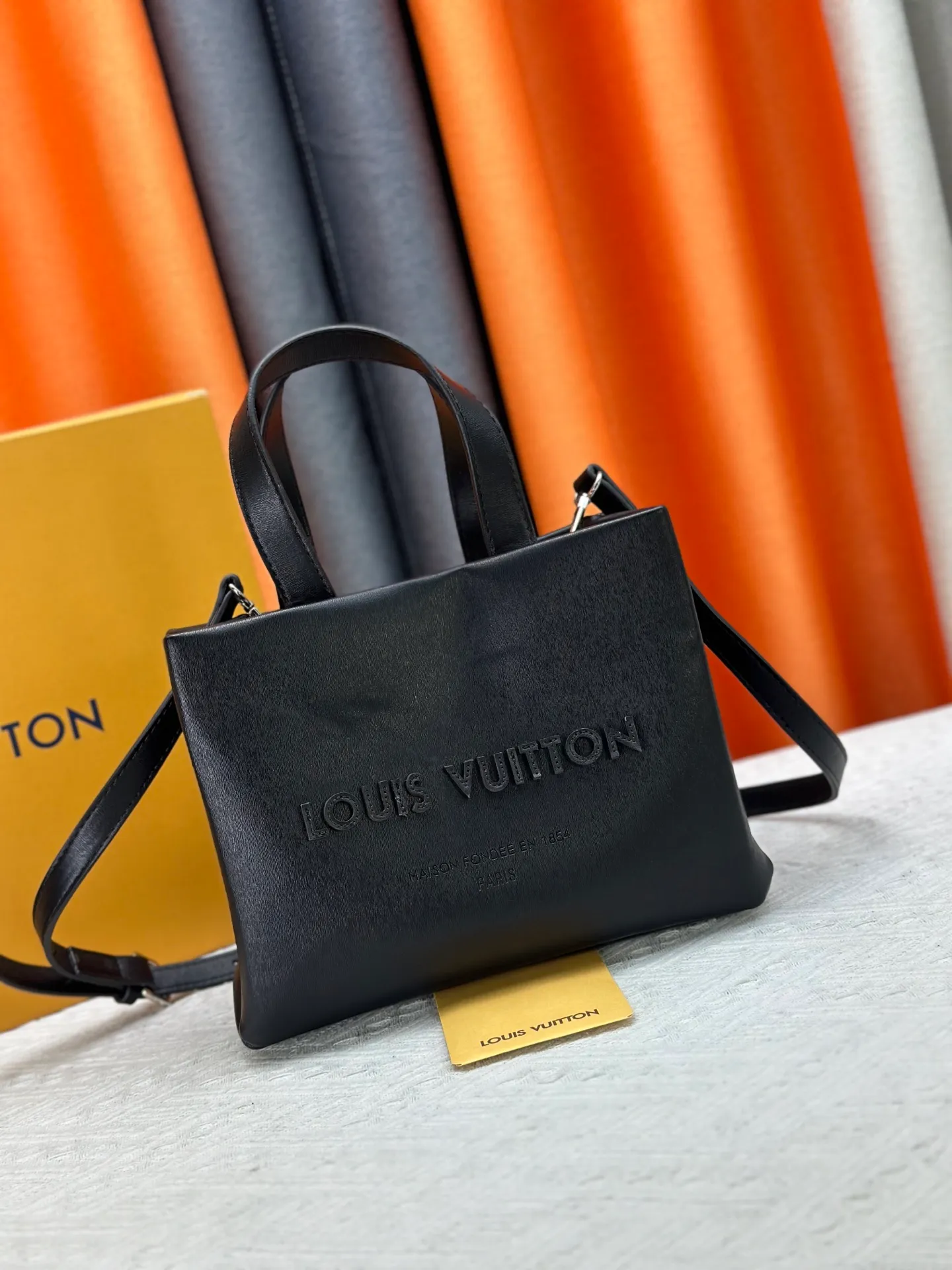 P260 M13940 Presbyopia Orange Black Green Pink PHARREL and NIGO collection's joint series top original order This Shopper medium handbag draws inspiration from Louis Vuitton shopping bags, with the words Louis Vuitton and Maison Fondée En 1854 written on soft cow leather, with a top handle and a detachable shoulder strap. 25x19x11 • Cow leather • Cow leather trim • Textile lining • Metal hardware • Musketon closure • Main compartment • Zip pocket • Double patch pockets • Handles: Double handle