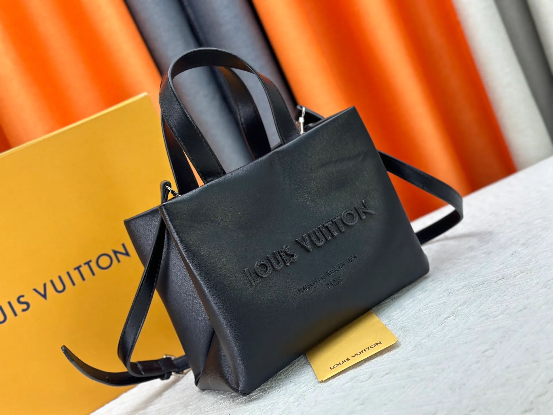 P260 M13940 Presbyopia Orange Black Green Pink PHARREL and NIGO collection's joint series top original order This Shopper medium handbag draws inspiration from Louis Vuitton shopping bags, with the words Louis Vuitton and Maison Fondée En 1854 written on soft cow leather, with a top handle and a detachable shoulder strap. 25x19x11 • Cow leather • Cow leather trim • Textile lining • Metal hardware • Musketon closure • Main compartment • Zip pocket • Double patch pockets • Handles: Double handle