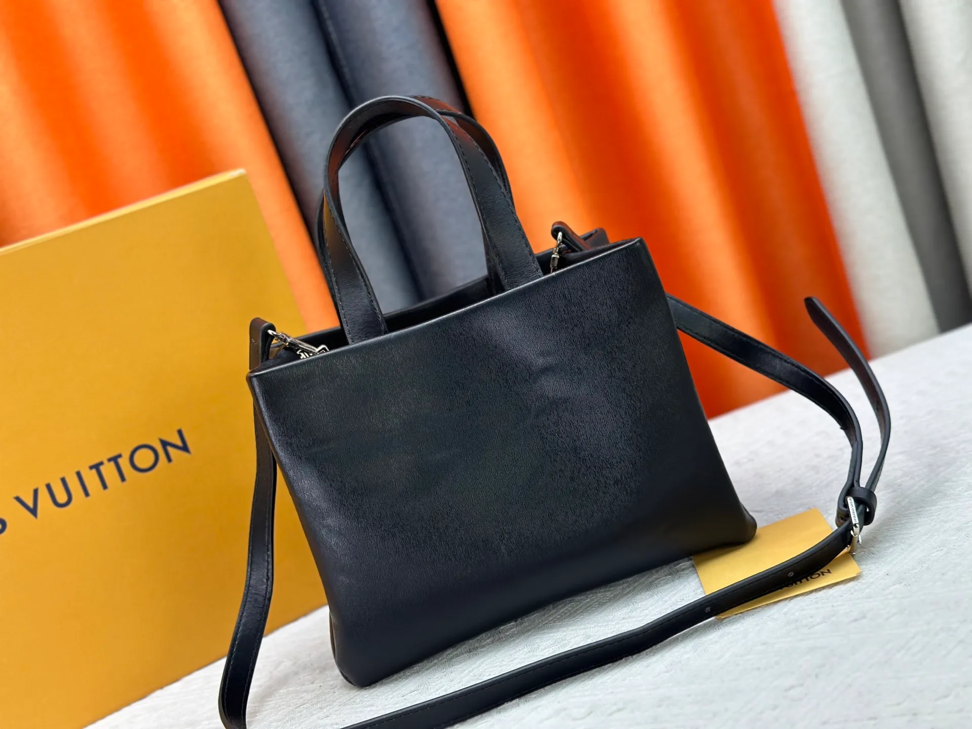 P260 M13940 Presbyopia Orange Black Green Pink PHARREL and NIGO collection's joint series top original order This Shopper medium handbag draws inspiration from Louis Vuitton shopping bags, with the words Louis Vuitton and Maison Fondée En 1854 written on soft cow leather, with a top handle and a detachable shoulder strap. 25x19x11 • Cow leather • Cow leather trim • Textile lining • Metal hardware • Musketon closure • Main compartment • Zip pocket • Double patch pockets • Handles: Double handle