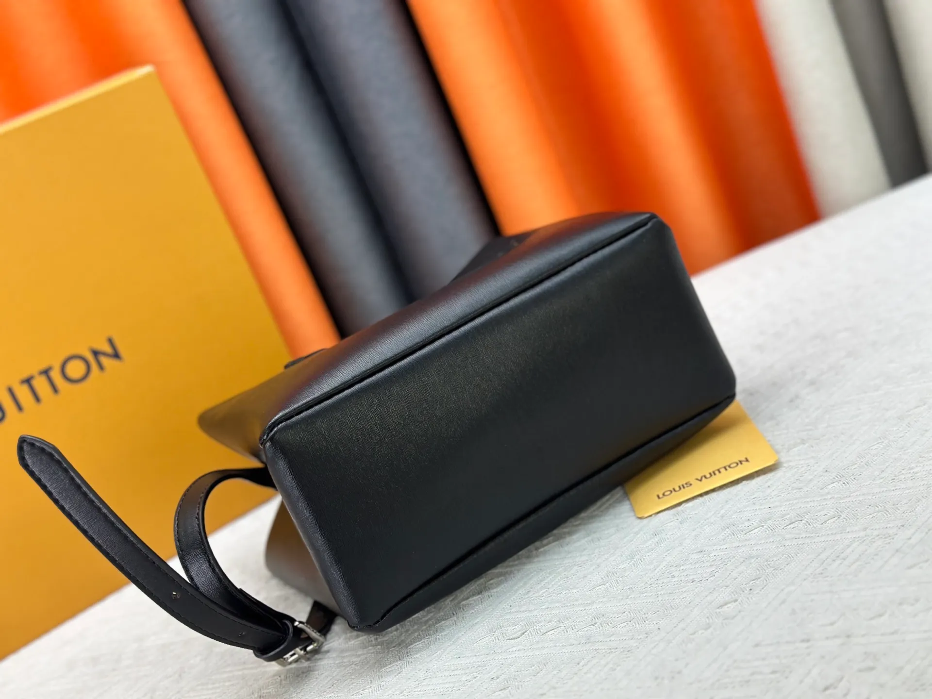 P260 M13940 Presbyopia Orange Black Green Pink PHARREL and NIGO collection's joint series top original order This Shopper medium handbag draws inspiration from Louis Vuitton shopping bags, with the words Louis Vuitton and Maison Fondée En 1854 written on soft cow leather, with a top handle and a detachable shoulder strap. 25x19x11 • Cow leather • Cow leather trim • Textile lining • Metal hardware • Musketon closure • Main compartment • Zip pocket • Double patch pockets • Handles: Double handle