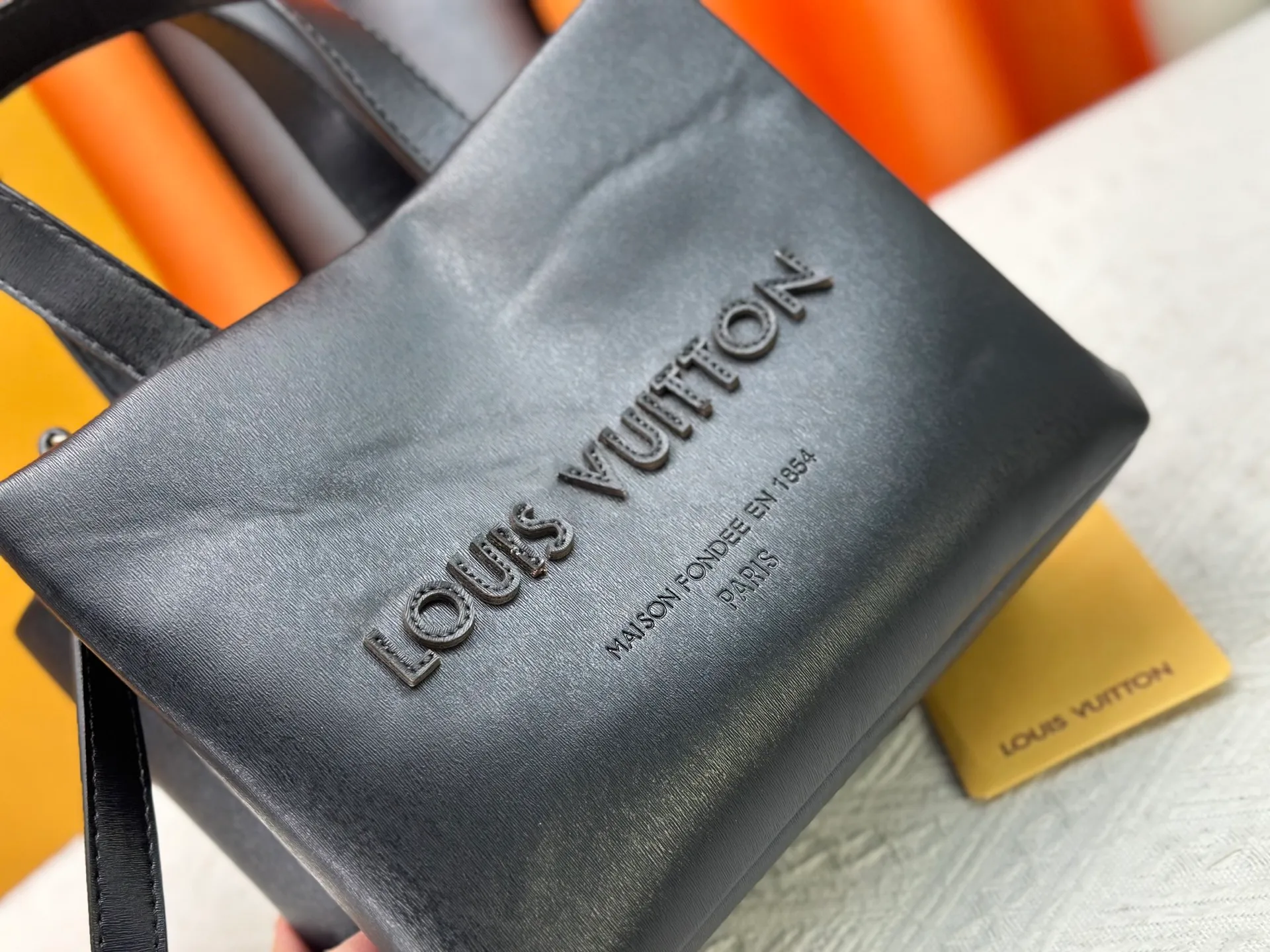 P260 M13940 Presbyopia Orange Black Green Pink PHARREL and NIGO collection's joint series top original order This Shopper medium handbag draws inspiration from Louis Vuitton shopping bags, with the words Louis Vuitton and Maison Fondée En 1854 written on soft cow leather, with a top handle and a detachable shoulder strap. 25x19x11 • Cow leather • Cow leather trim • Textile lining • Metal hardware • Musketon closure • Main compartment • Zip pocket • Double patch pockets • Handles: Double handle