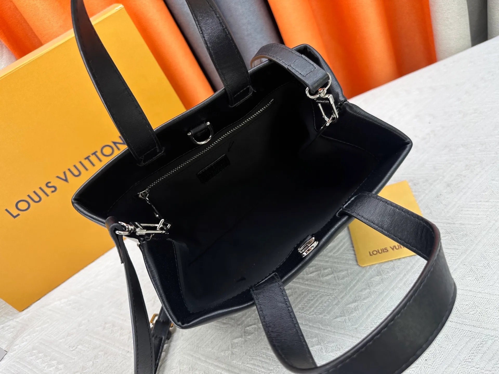 P260 M13940 Presbyopia Orange Black Green Pink PHARREL and NIGO collection's joint series top original order This Shopper medium handbag draws inspiration from Louis Vuitton shopping bags, with the words Louis Vuitton and Maison Fondée En 1854 written on soft cow leather, with a top handle and a detachable shoulder strap. 25x19x11 • Cow leather • Cow leather trim • Textile lining • Metal hardware • Musketon closure • Main compartment • Zip pocket • Double patch pockets • Handles: Double handle