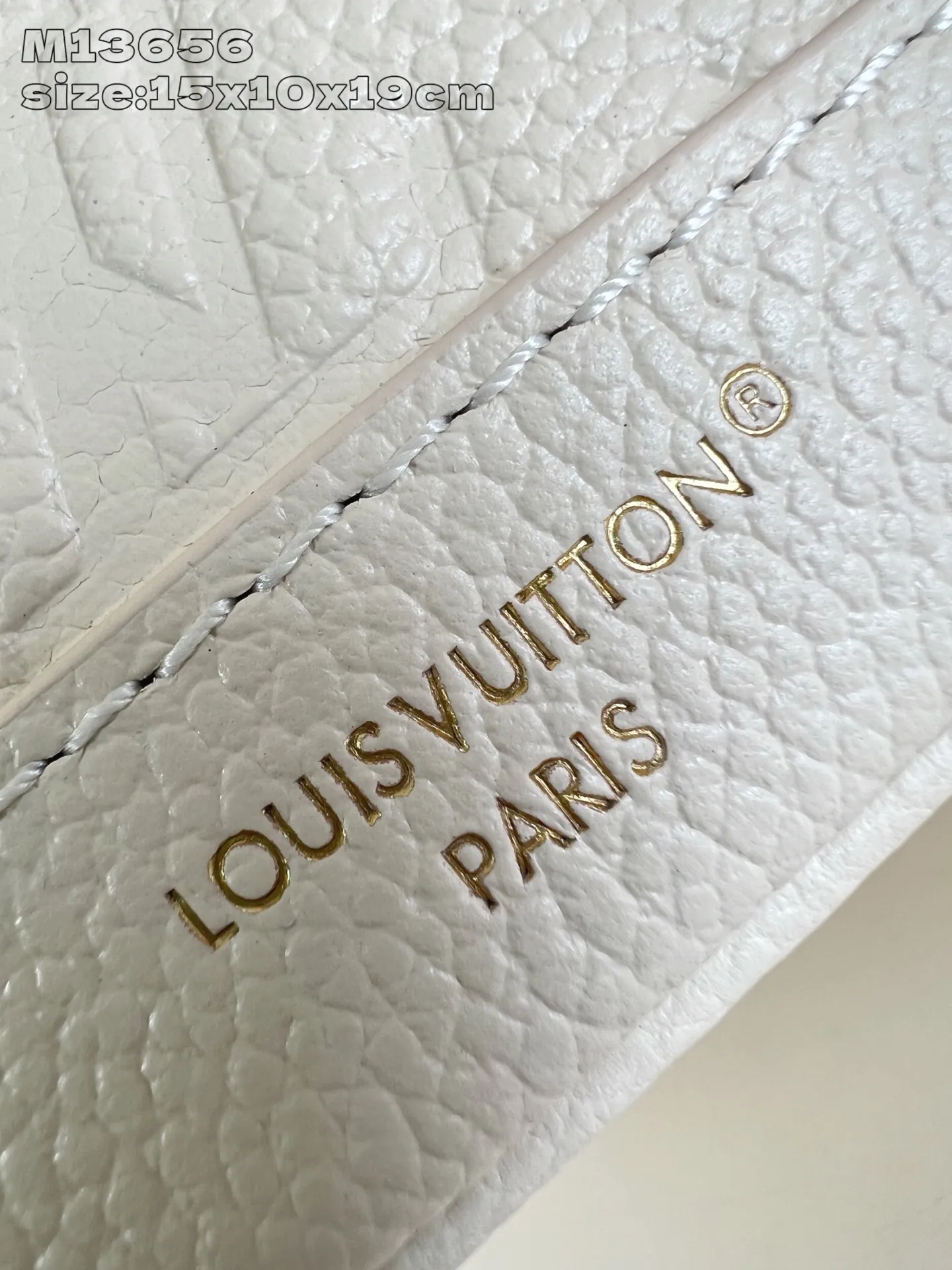 💰900 (top-grain leather) Top-quality original item M13656 White ] M25819 This Nano Noé backpack is made of Monogram Empreinte leather. Its drawstring design and soft outline echo the original configuration, highlighting the eclectic mix of functionality and trend. The dazzling S-lock buckle highlights the details, and the leather shoulder strap can be removed to transform into a mini shoulder bag. 15 x 10 x 19 cm (height x width x length)