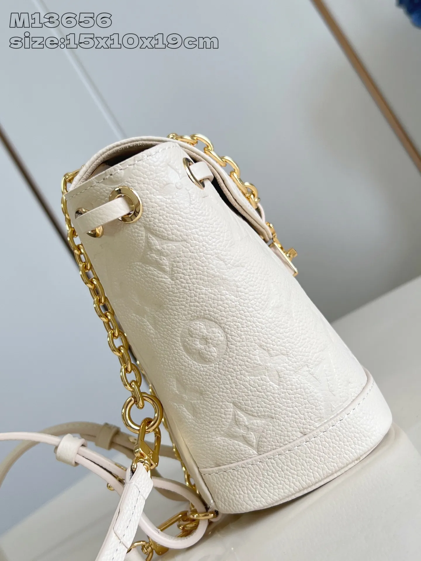 💰900 (top-grain leather) Top-quality original item M13656 White ] M25819 This Nano Noé backpack is made of Monogram Empreinte leather. Its drawstring design and soft outline echo the original configuration, highlighting the eclectic mix of functionality and trend. The dazzling S-lock buckle highlights the details, and the leather shoulder strap can be removed to transform into a mini shoulder bag. 15 x 10 x 19 cm (height x width x length)
