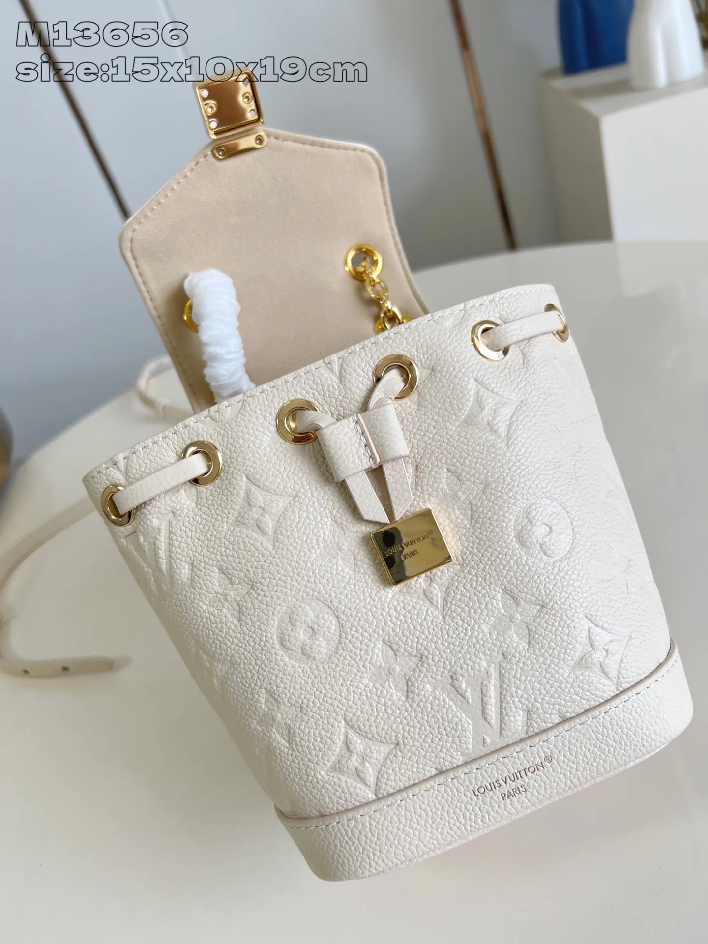 💰900 (top-grain leather) Top-quality original item M13656 White ] M25819 This Nano Noé backpack is made of Monogram Empreinte leather. Its drawstring design and soft outline echo the original configuration, highlighting the eclectic mix of functionality and trend. The dazzling S-lock buckle highlights the details, and the leather shoulder strap can be removed to transform into a mini shoulder bag. 15 x 10 x 19 cm (height x width x length)