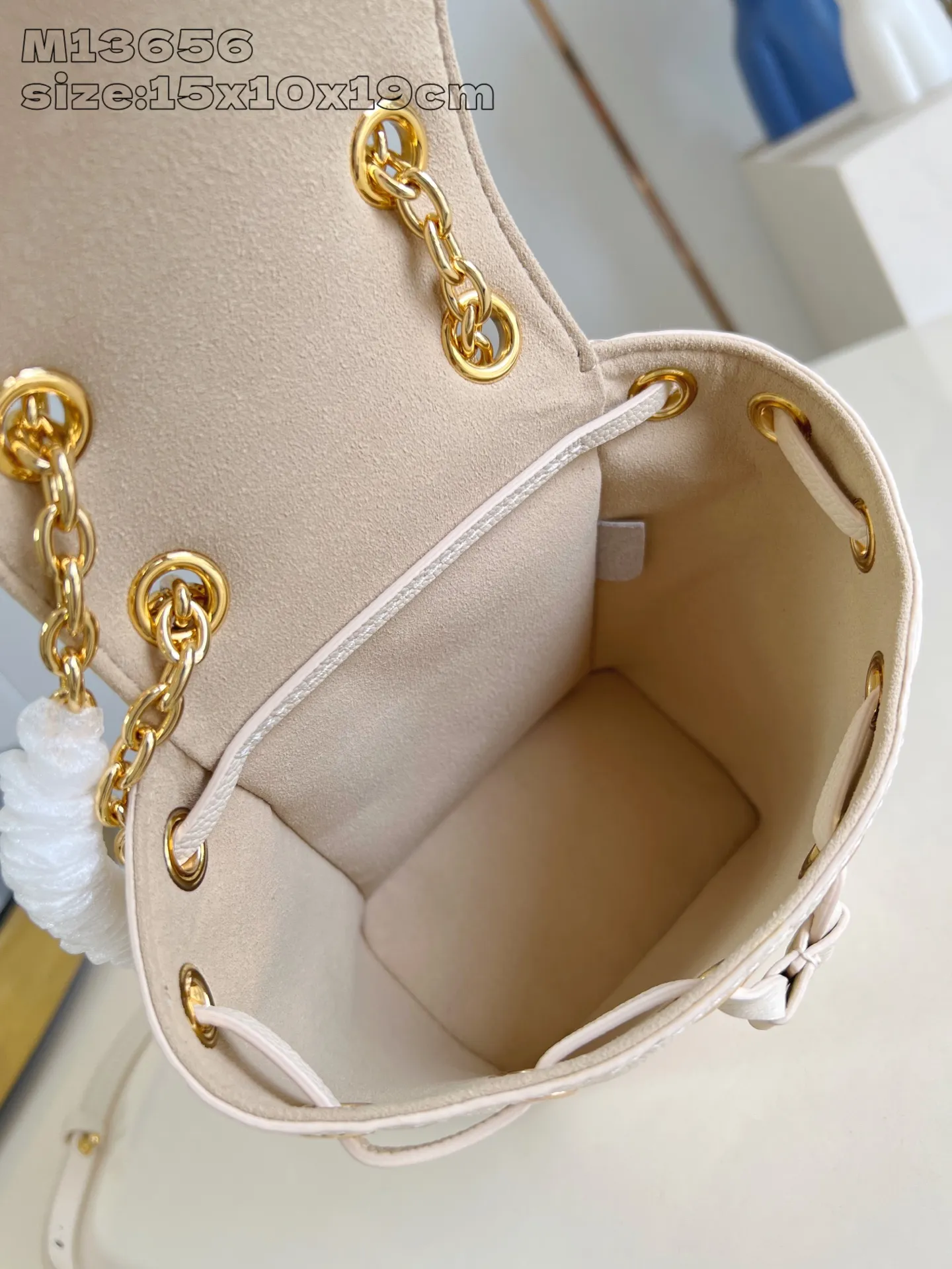 💰900 (top-grain leather) Top-quality original item M13656 White ] M25819 This Nano Noé backpack is made of Monogram Empreinte leather. Its drawstring design and soft outline echo the original configuration, highlighting the eclectic mix of functionality and trend. The dazzling S-lock buckle highlights the details, and the leather shoulder strap can be removed to transform into a mini shoulder bag. 15 x 10 x 19 cm (height x width x length)