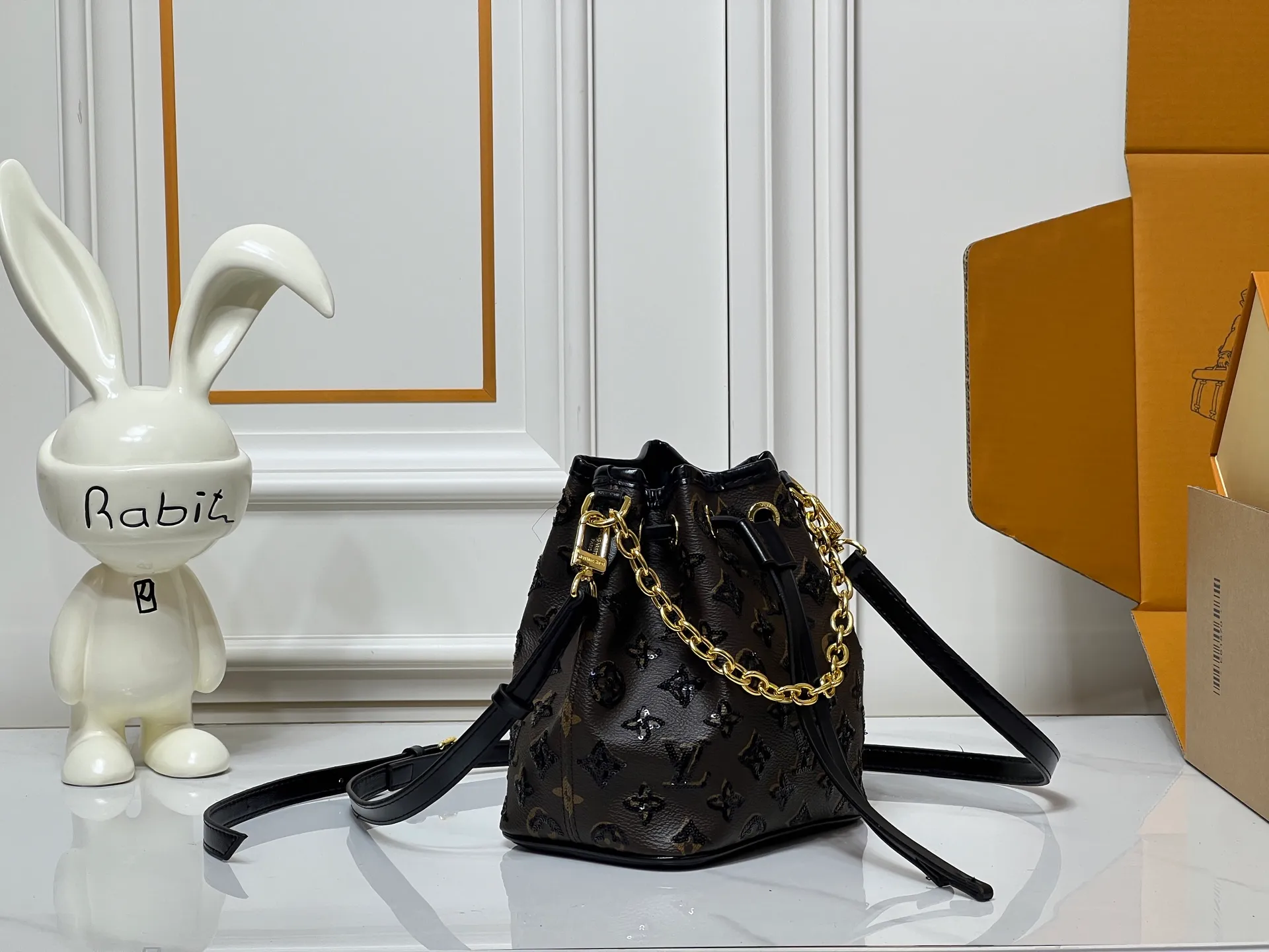￥280 LV Mini Bucket Bag Over the years until today, sequined bucket bags have made huge waves in the fashion world. The trend has never weakened, but has become stronger and stronger. From fashion shows to big brand new product launches, from celebrities’ fashion parties to celebrity street shoots, from Internet celebrity shows to fashion bloggers planting grass, you can find that bucket bags have become a favorite in the fashion industry! Sizes 20-18-6 Item No. 26284w