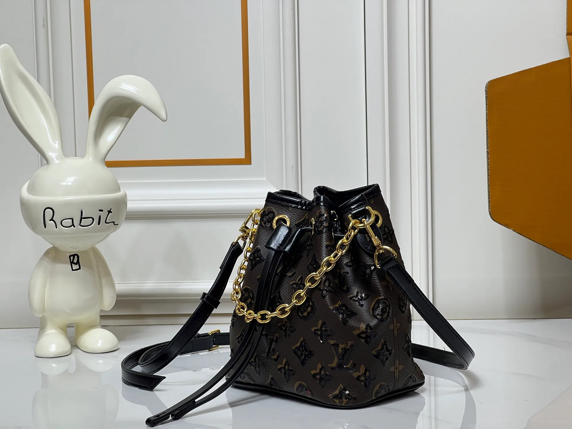 ￥280 LV Mini Bucket Bag Over the years until today, sequined bucket bags have made huge waves in the fashion world. The trend has never weakened, but has become stronger and stronger. From fashion shows to big brand new product launches, from celebrities’ fashion parties to celebrity street shoots, from Internet celebrity shows to fashion bloggers planting grass, you can find that bucket bags have become a favorite in the fashion industry! Sizes 20-18-6 Item No. 26284w