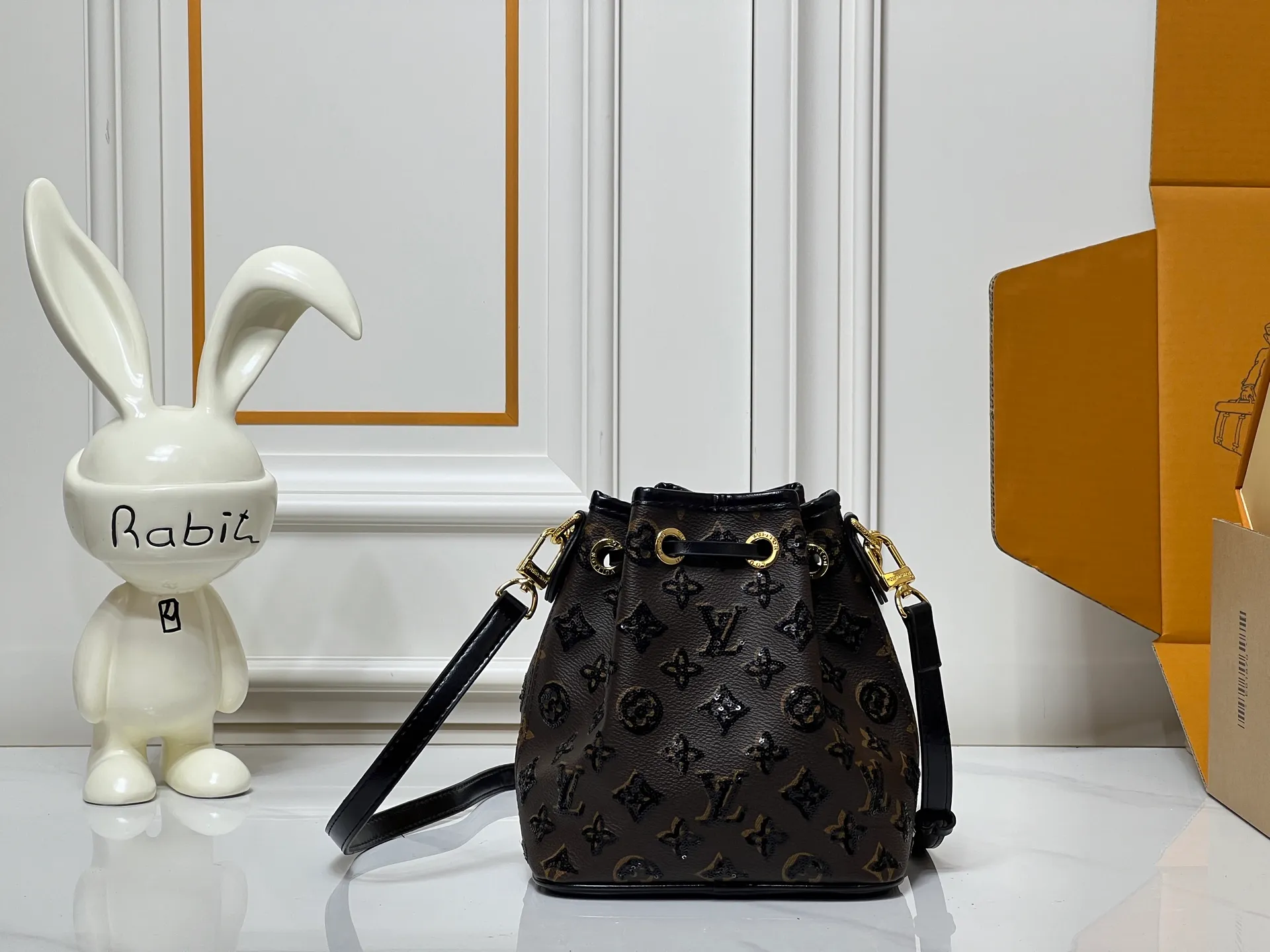 ￥280 LV Mini Bucket Bag Over the years until today, sequined bucket bags have made huge waves in the fashion world. The trend has never weakened, but has become stronger and stronger. From fashion shows to big brand new product launches, from celebrities’ fashion parties to celebrity street shoots, from Internet celebrity shows to fashion bloggers planting grass, you can find that bucket bags have become a favorite in the fashion industry! Sizes 20-18-6 Item No. 26284w