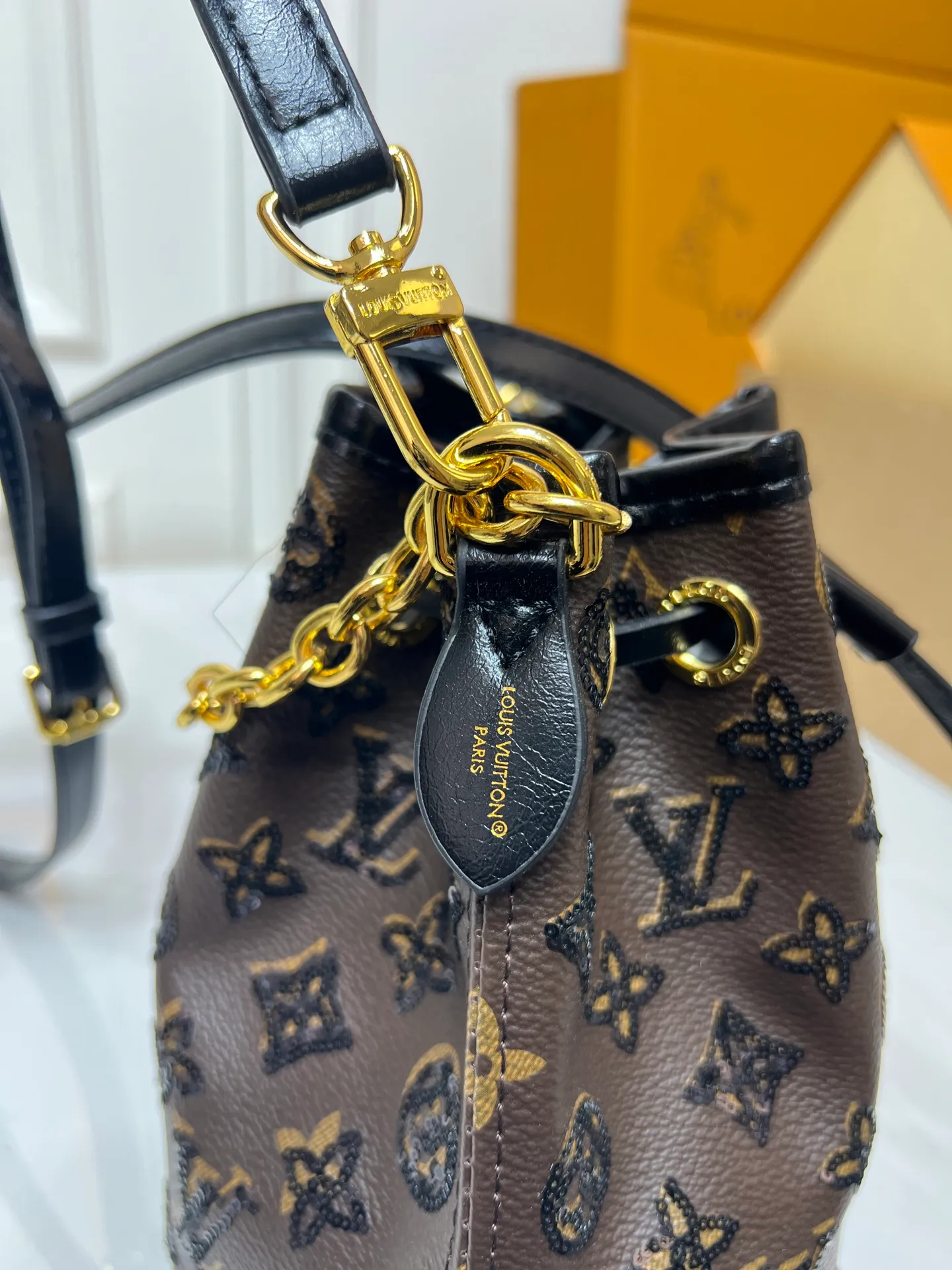 ￥280 LV Mini Bucket Bag Over the years until today, sequined bucket bags have made huge waves in the fashion world. The trend has never weakened, but has become stronger and stronger. From fashion shows to big brand new product launches, from celebrities’ fashion parties to celebrity street shoots, from Internet celebrity shows to fashion bloggers planting grass, you can find that bucket bags have become a favorite in the fashion industry! Sizes 20-18-6 Item No. 26284w