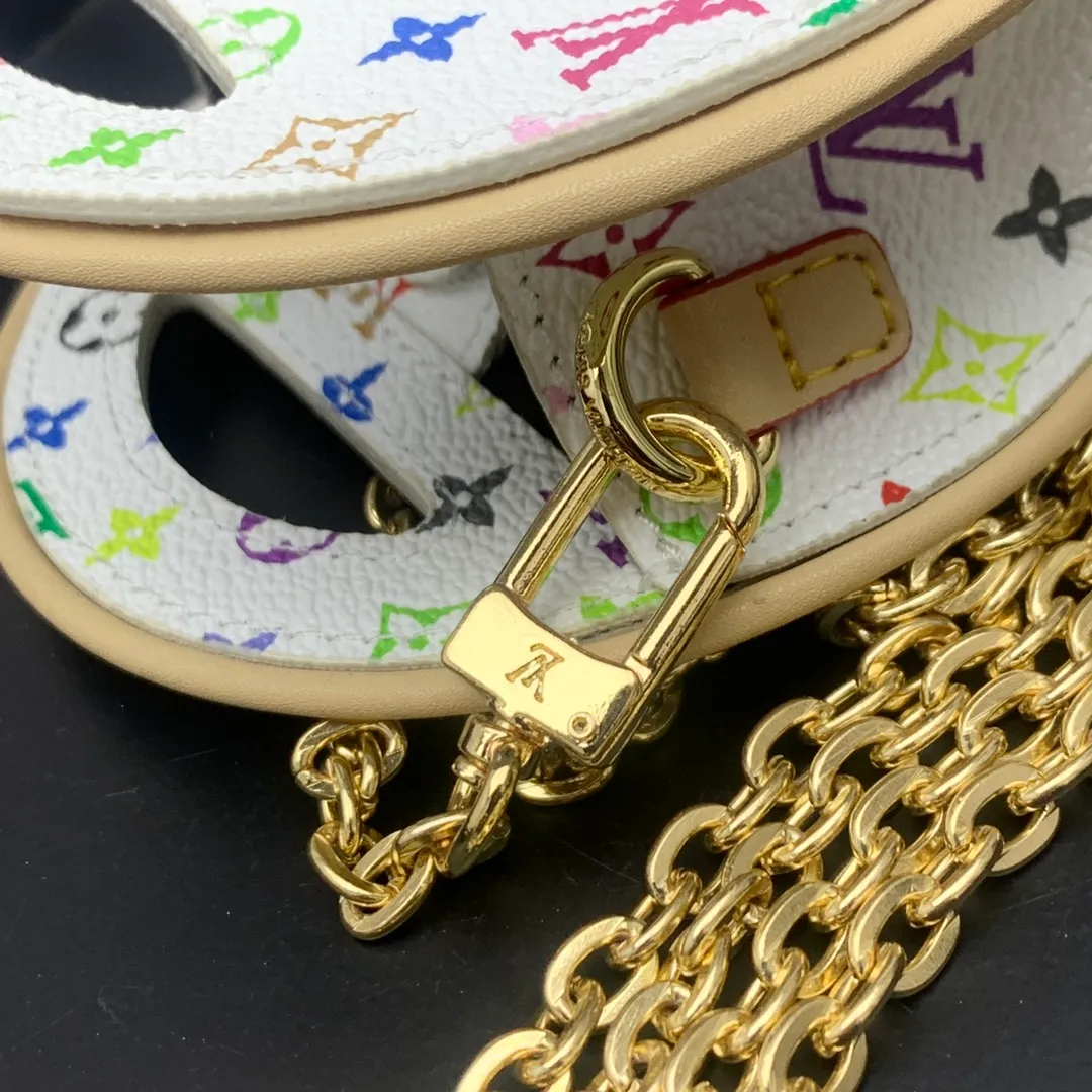 💰200 new update This Around Me handbag is made of Monogram coated canvas, interpreting the inspiration of the brand's LV Circle logo. The logo was created in the 1920s and is used in Louis Vuitton stores and advertising. Shown on the Spring/Summer 2024 runway, this sleek bag features an integrated handle for a simple yet elegant look. Exquisite configuration releases trendy style.