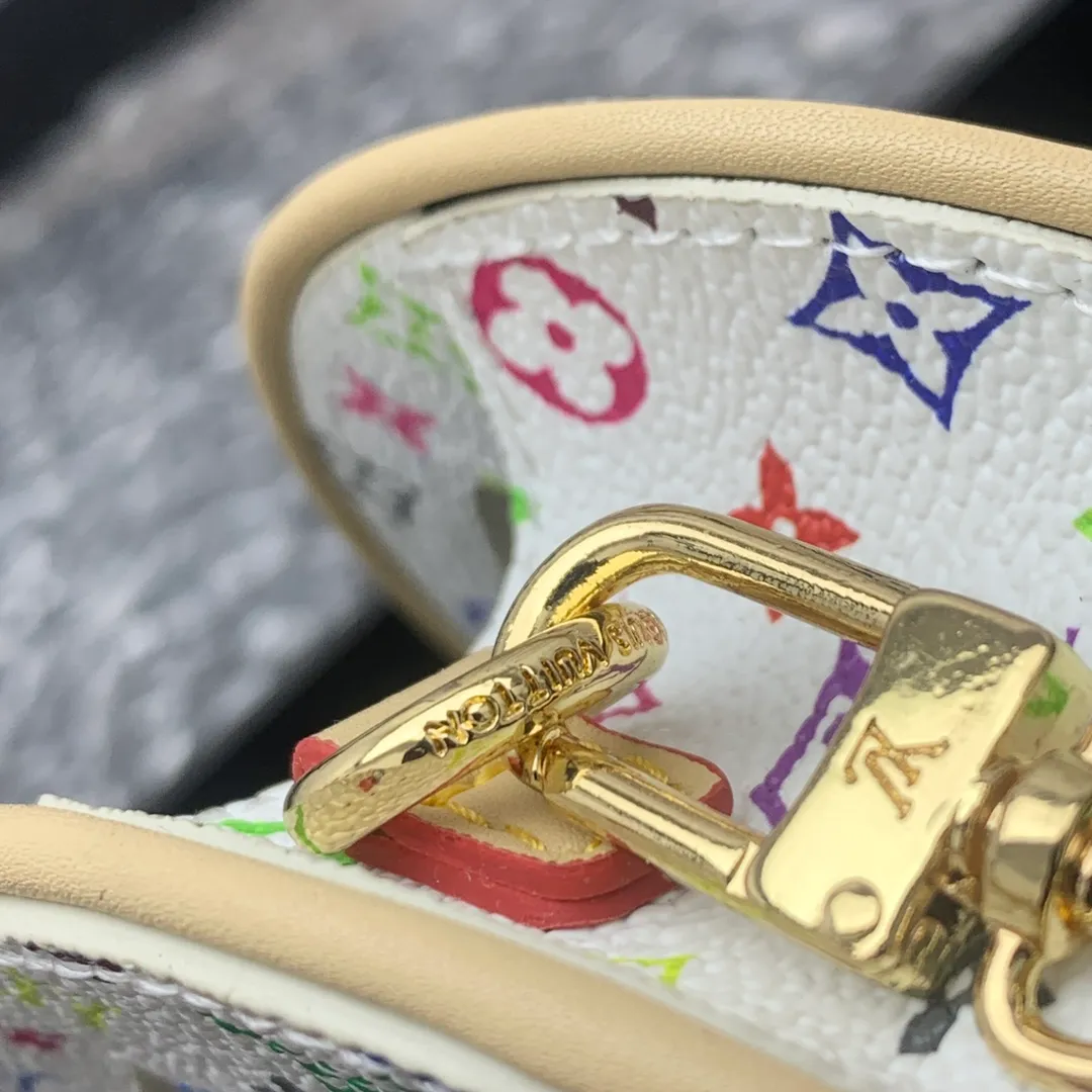 💰200 new update This Around Me handbag is made of Monogram coated canvas, interpreting the inspiration of the brand's LV Circle logo. The logo was created in the 1920s and is used in Louis Vuitton stores and advertising. Shown on the Spring/Summer 2024 runway, this sleek bag features an integrated handle for a simple yet elegant look. Exquisite configuration releases trendy style.